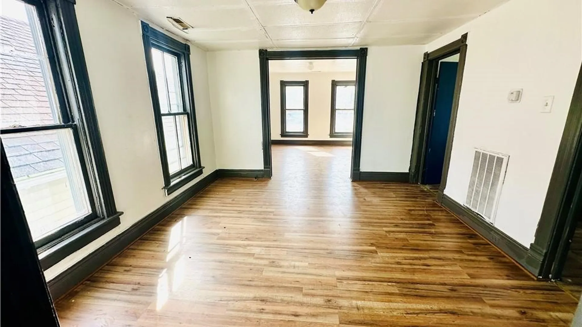 Property at 31 Earl Place, Buffalo, NY 14211 32