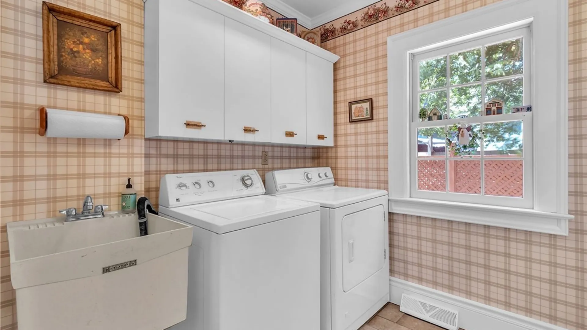 Property at 122 Pleasant Avenue, Lancaster, NY 14086 34