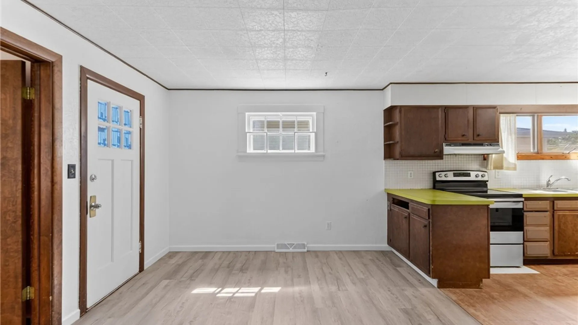 Property at 3041 Falls Street, Niagara Falls, NY 14303 4
