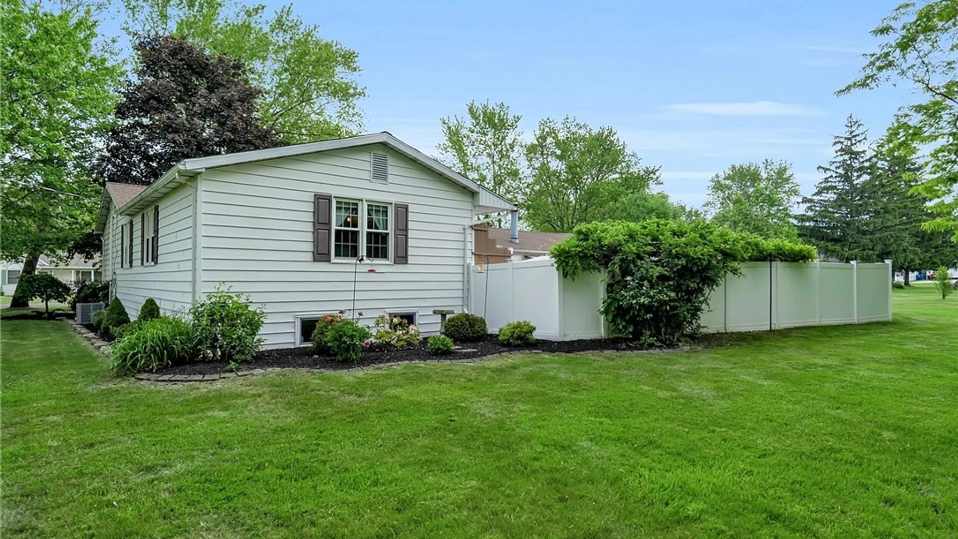 Property at 4 Mark Lane, Evans, NY 14006 5