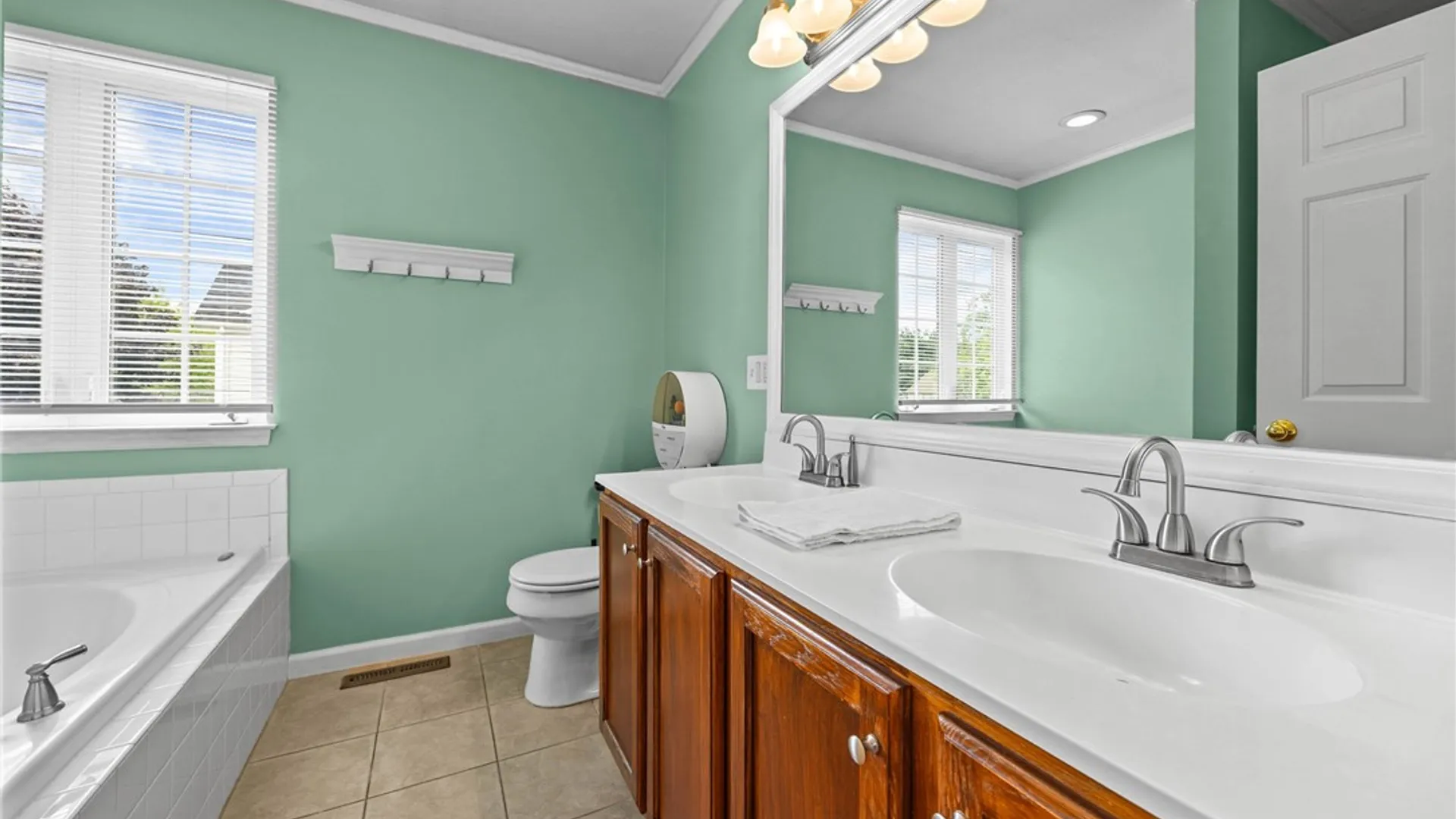 Property at 1310 Surrey Garden, Webster, NY 14580 36