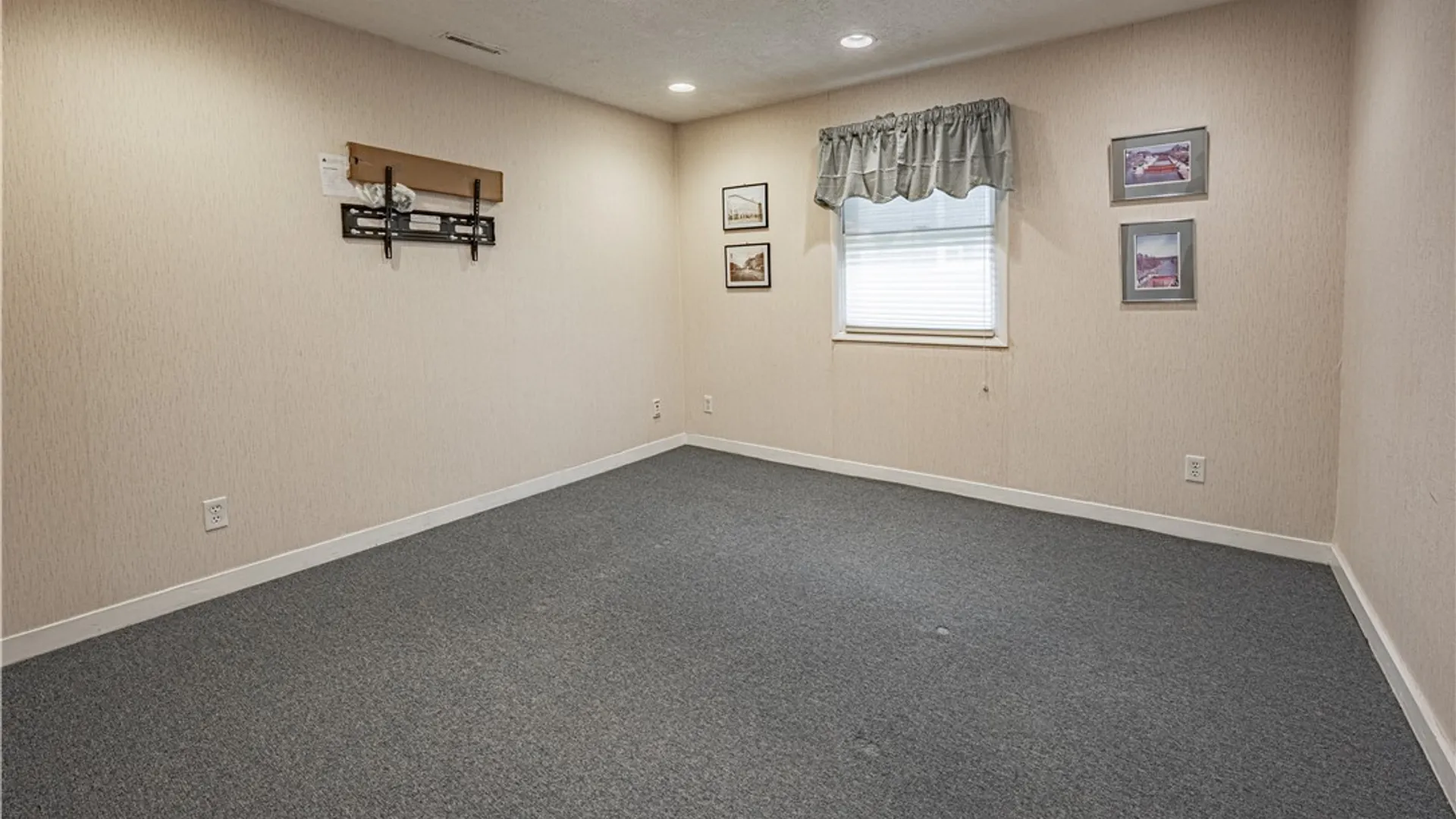 Property at 102 East Avenue, Lockport City, NY 14094 24