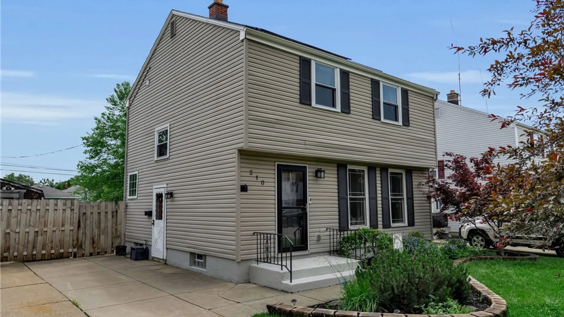 Property at 210 Woodcrest Drive, West Seneca, NY 14220 2