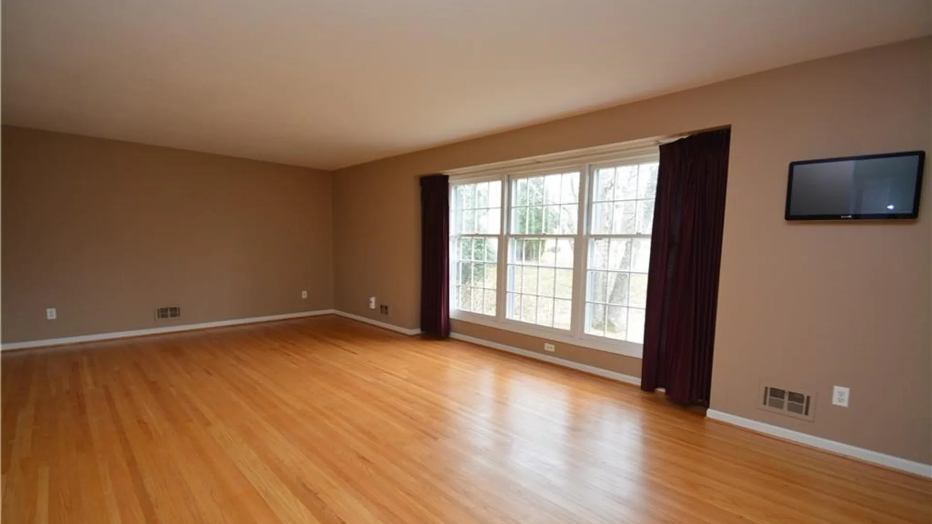 Property at 28 Candlewood Drive, Pittsford, NY 14534 6