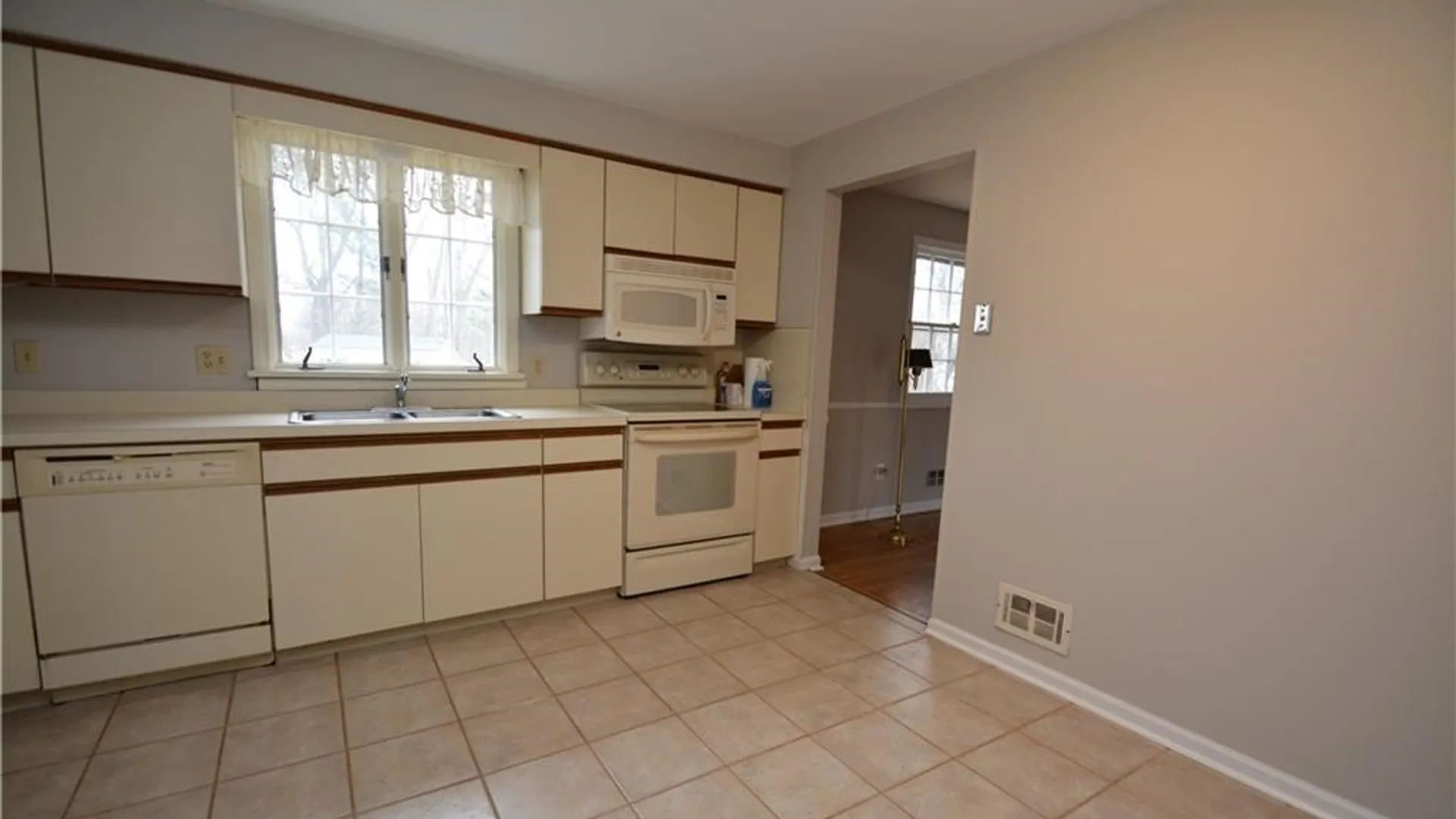 Property at 28 Candlewood Drive, Pittsford, NY 14534 8