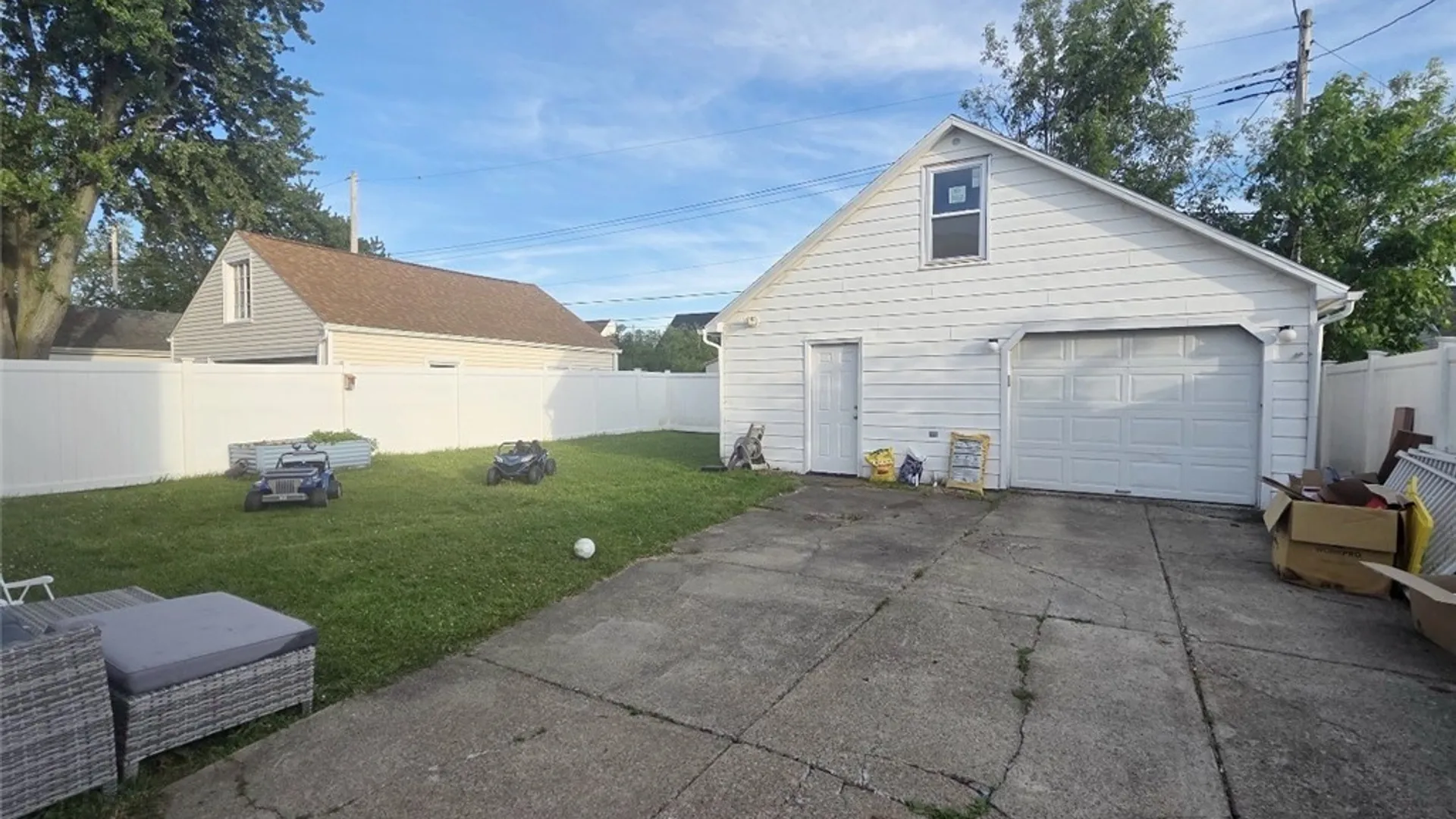 Property at 7 Lindbergh Court, Cheektowaga, NY 14225 4