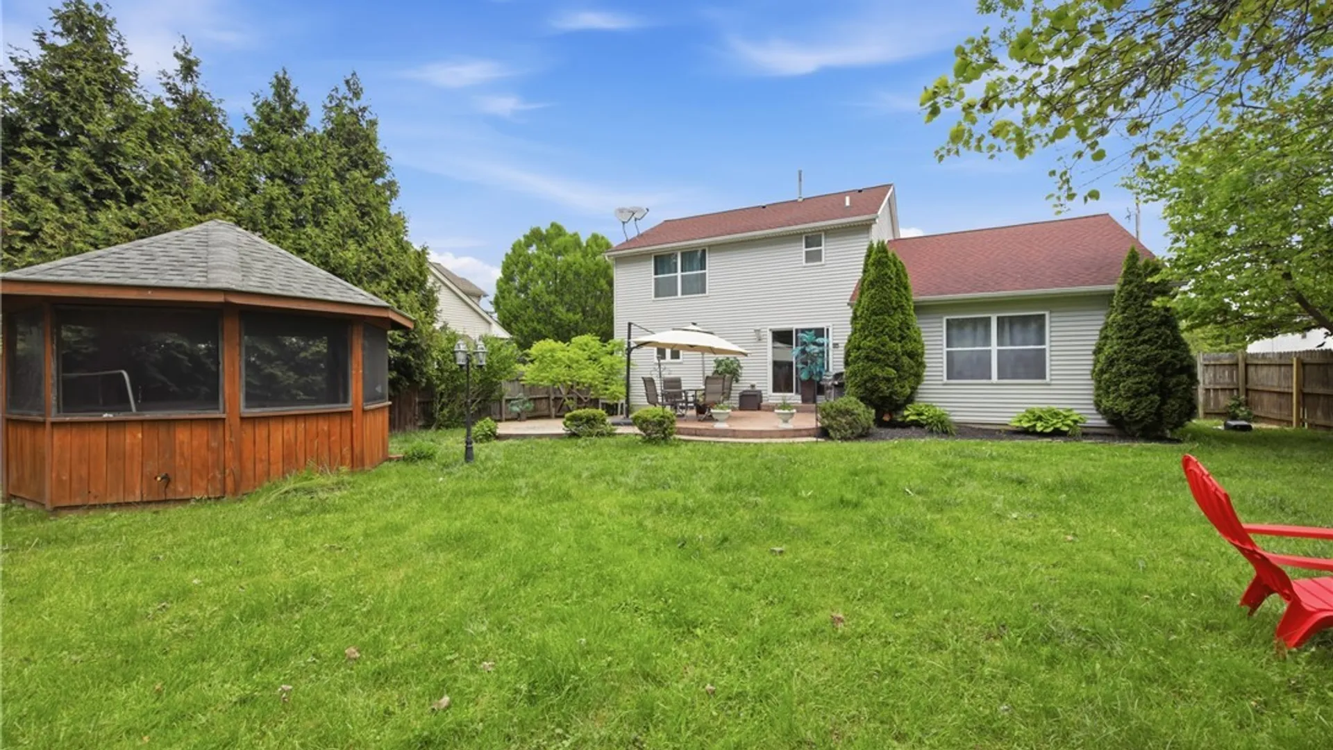 Property at 14 Hitching Post Lane, Amherst, NY 14228 4