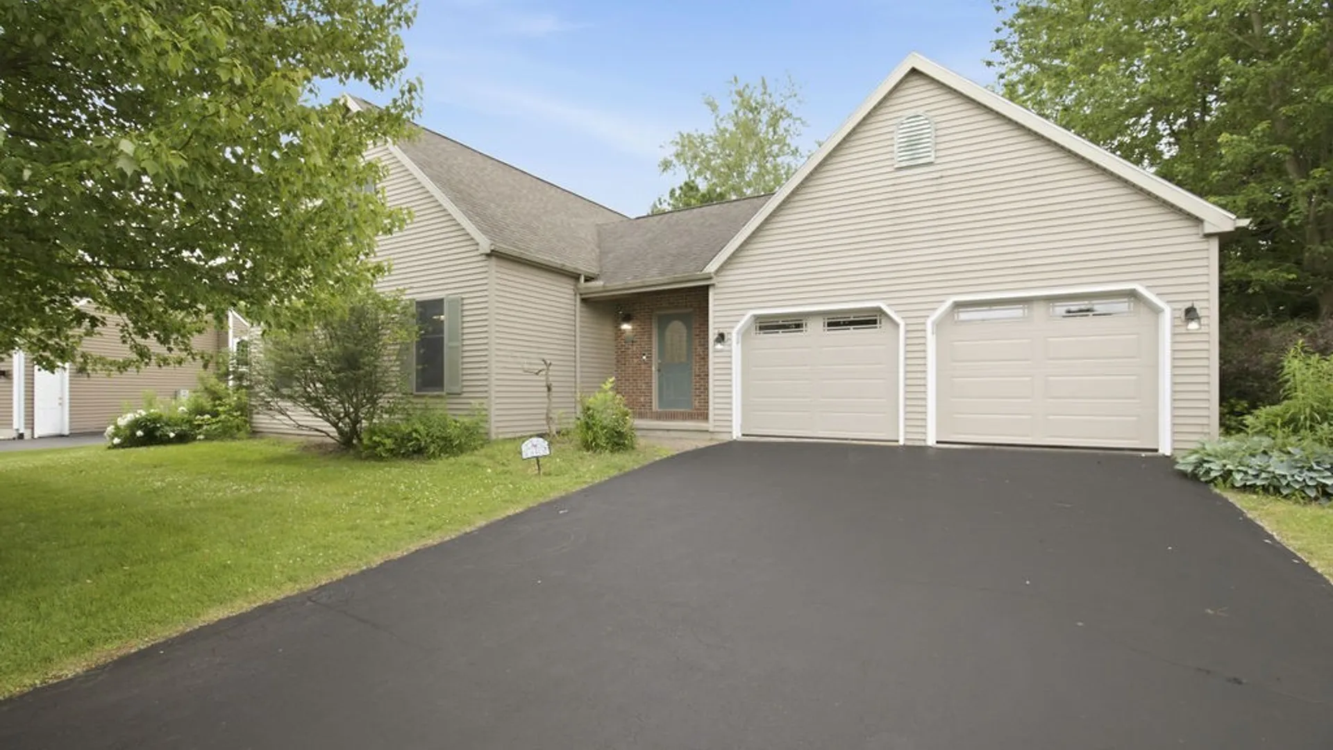 Property at 8413 Sugar Pine Circle, Clay, NY 13090 4