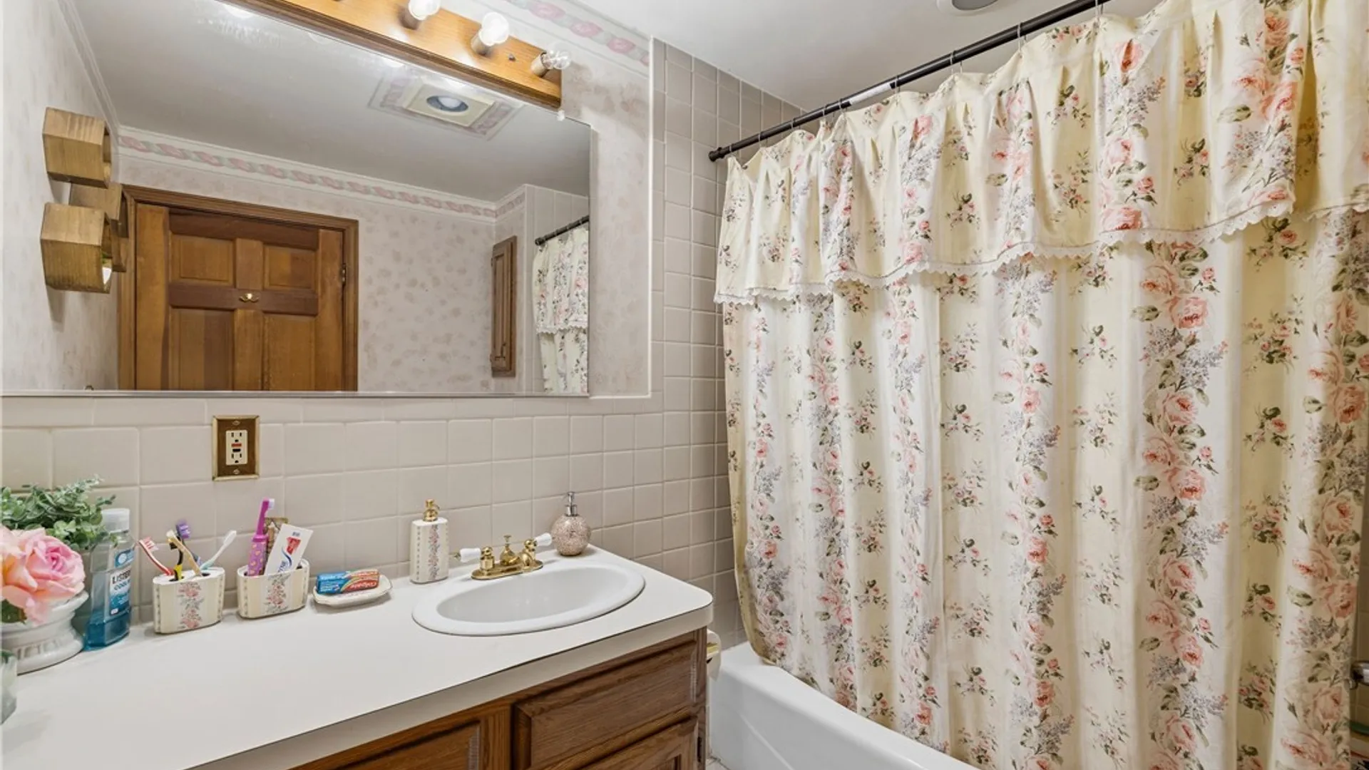 Property at 136 Mapleview Road, Cheektowaga, NY 14225 18