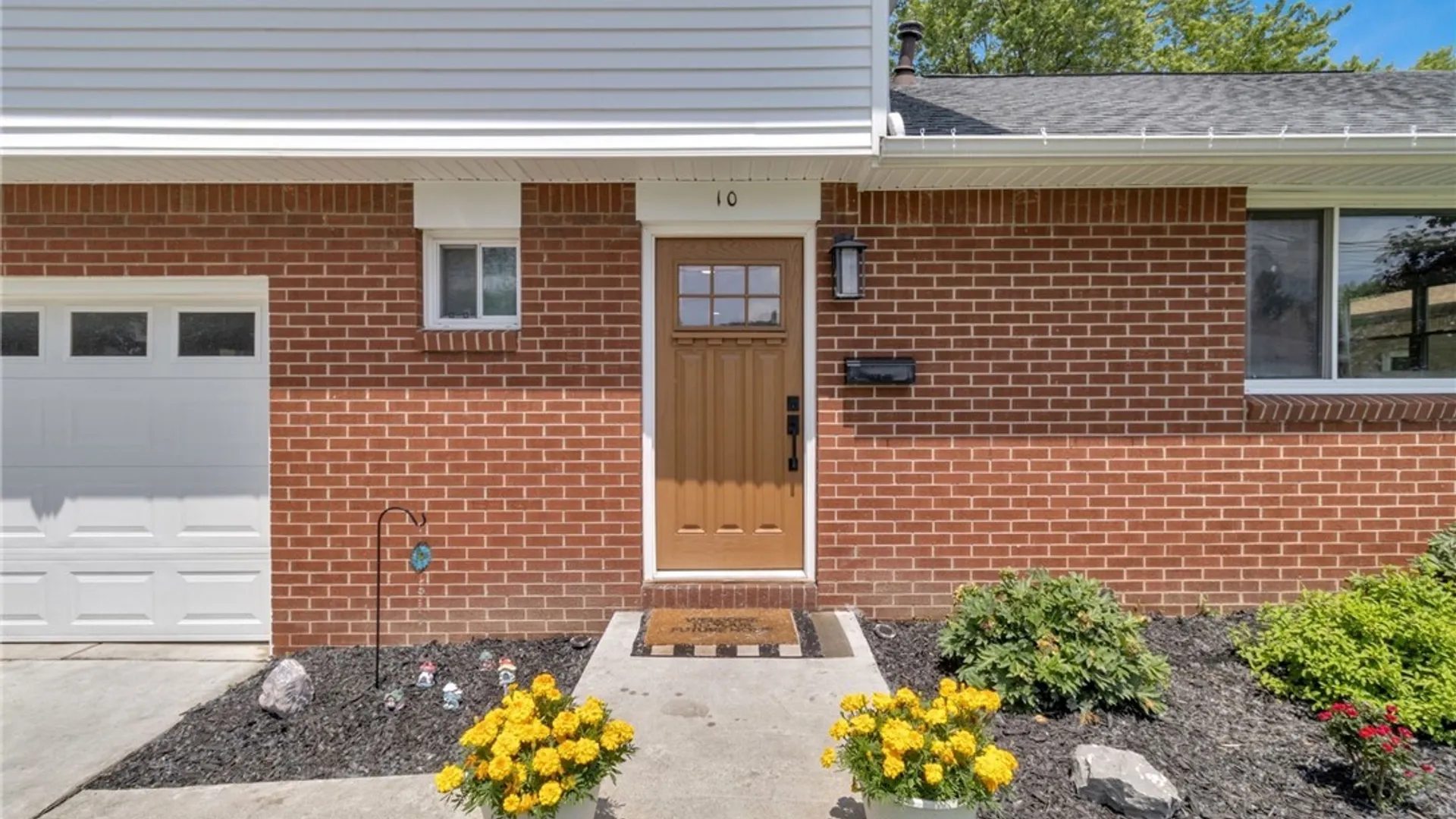 Property at 10 Laurelton Drive, West Seneca, NY 14224 3