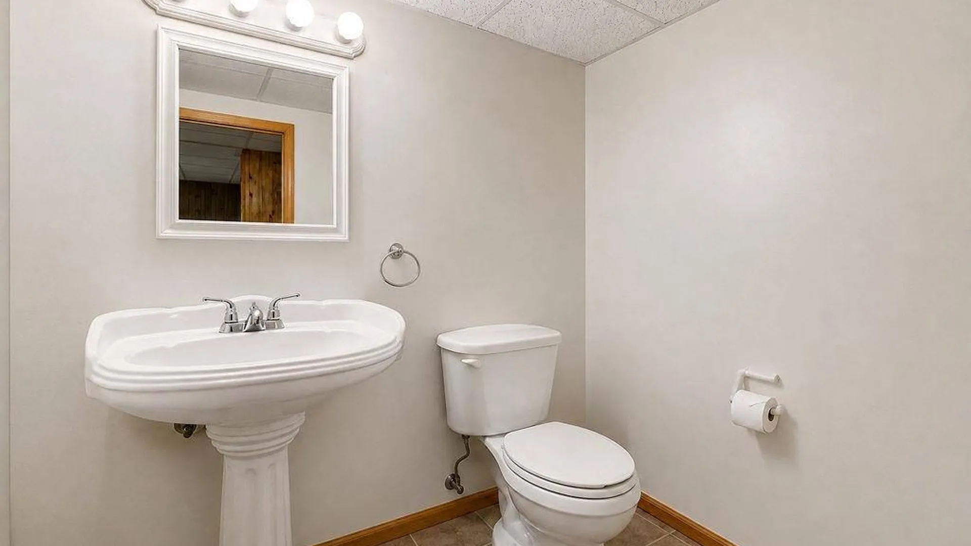 Property at 89 Parliament Place, North Babylon, NY 11703 15