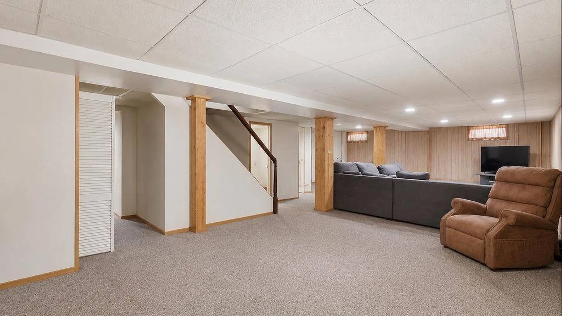 Property at 89 Parliament Place, North Babylon, NY 11703 16