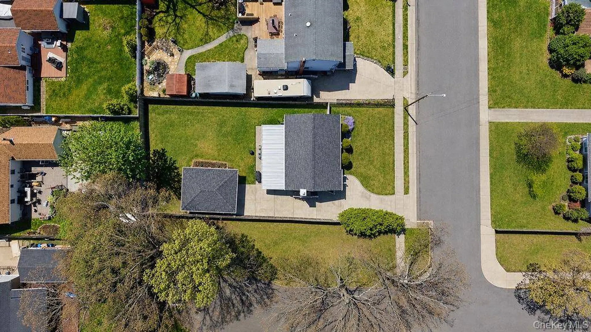 Property at 89 Parliament Place, North Babylon, NY 11703 22