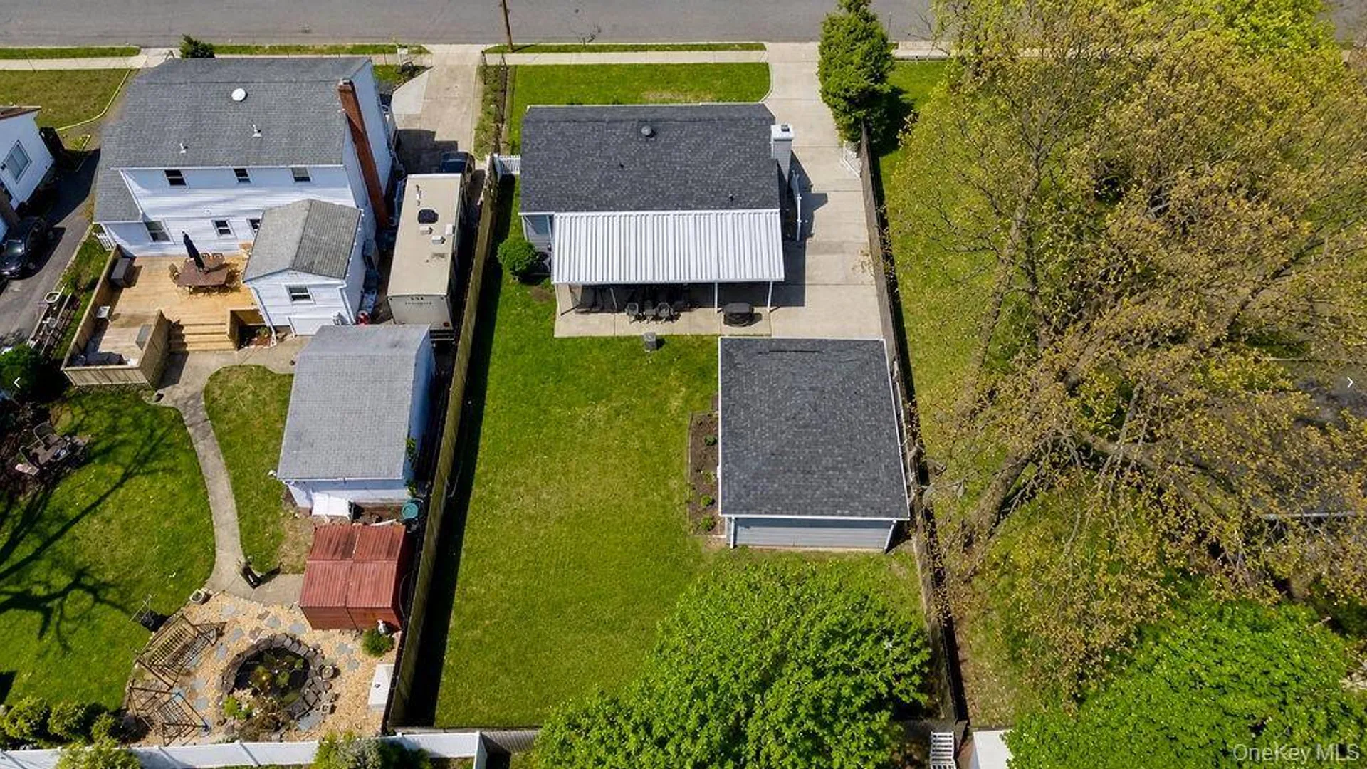 Property at 89 Parliament Place, North Babylon, NY 11703 23