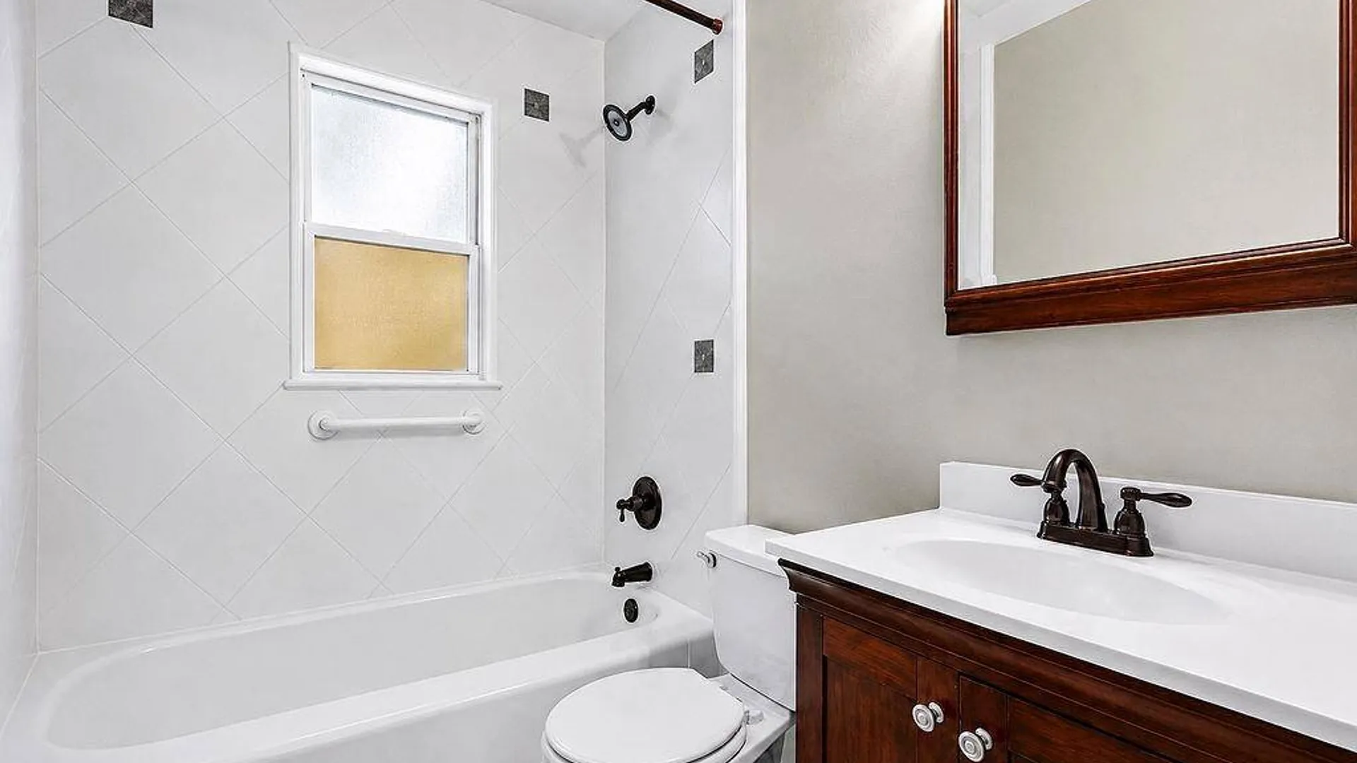 Property at 89 Parliament Place, North Babylon, NY 11703 10