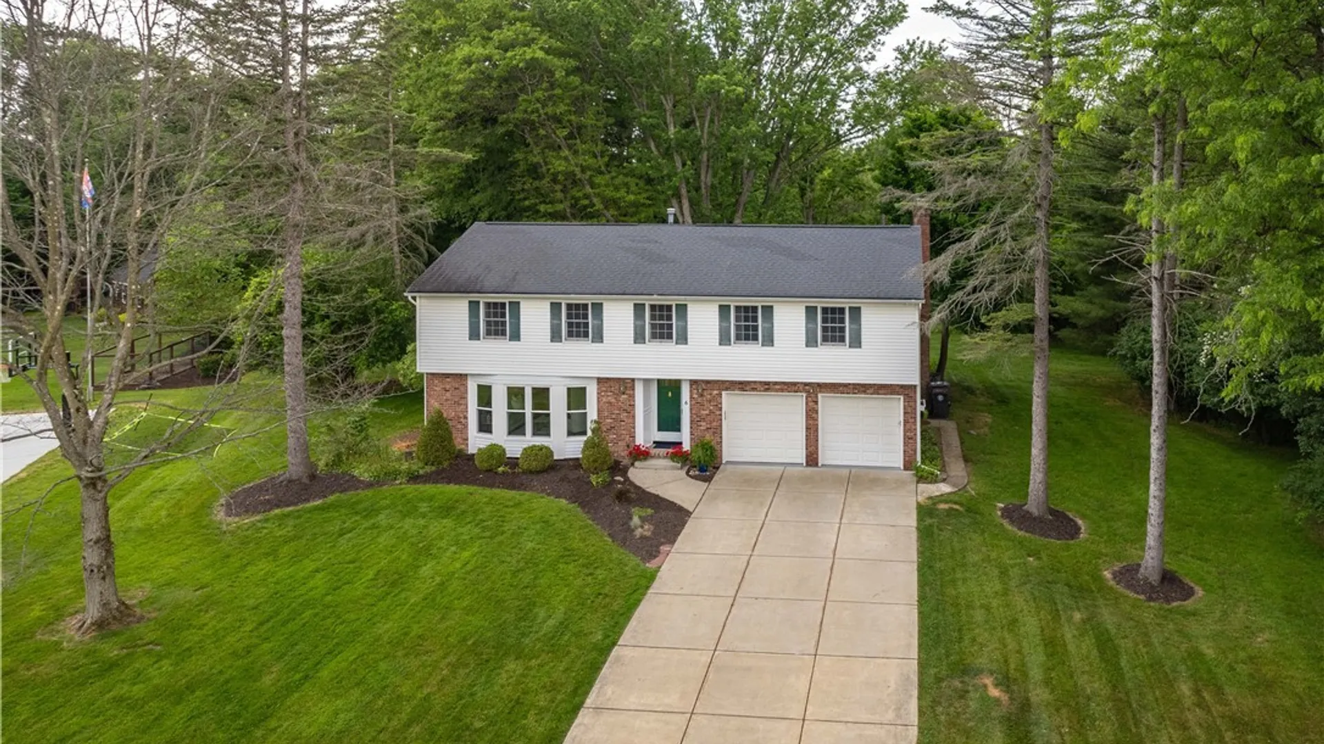 Property at 6 Stonehenge Court, Orchard Park, NY 14127 2