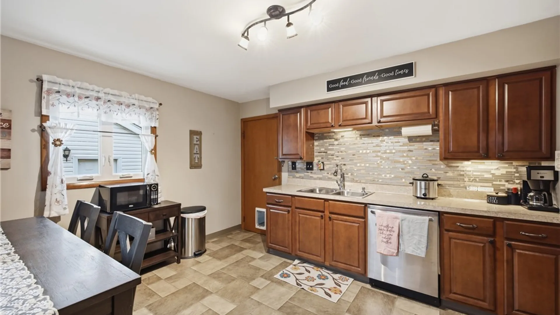 Property at 18 Stratford Place, Cheektowaga, NY 14225 10
