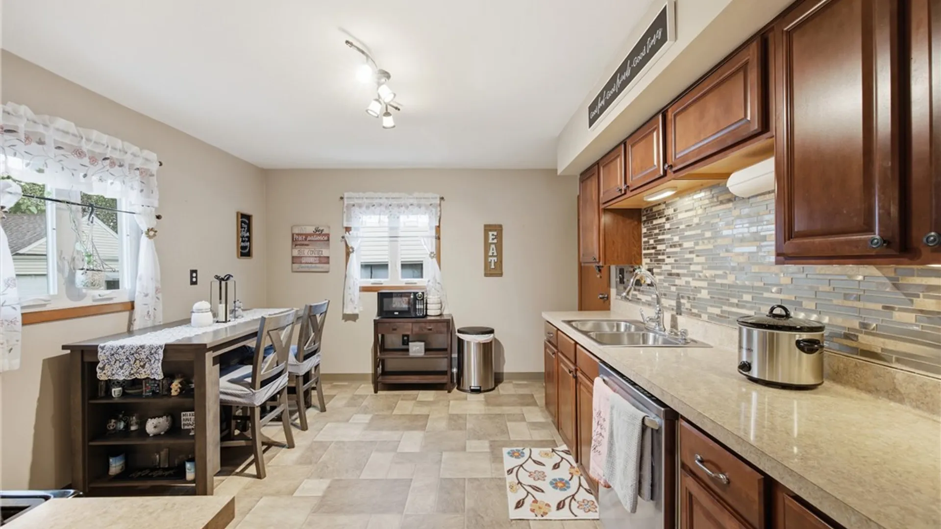 Property at 18 Stratford Place, Cheektowaga, NY 14225 8