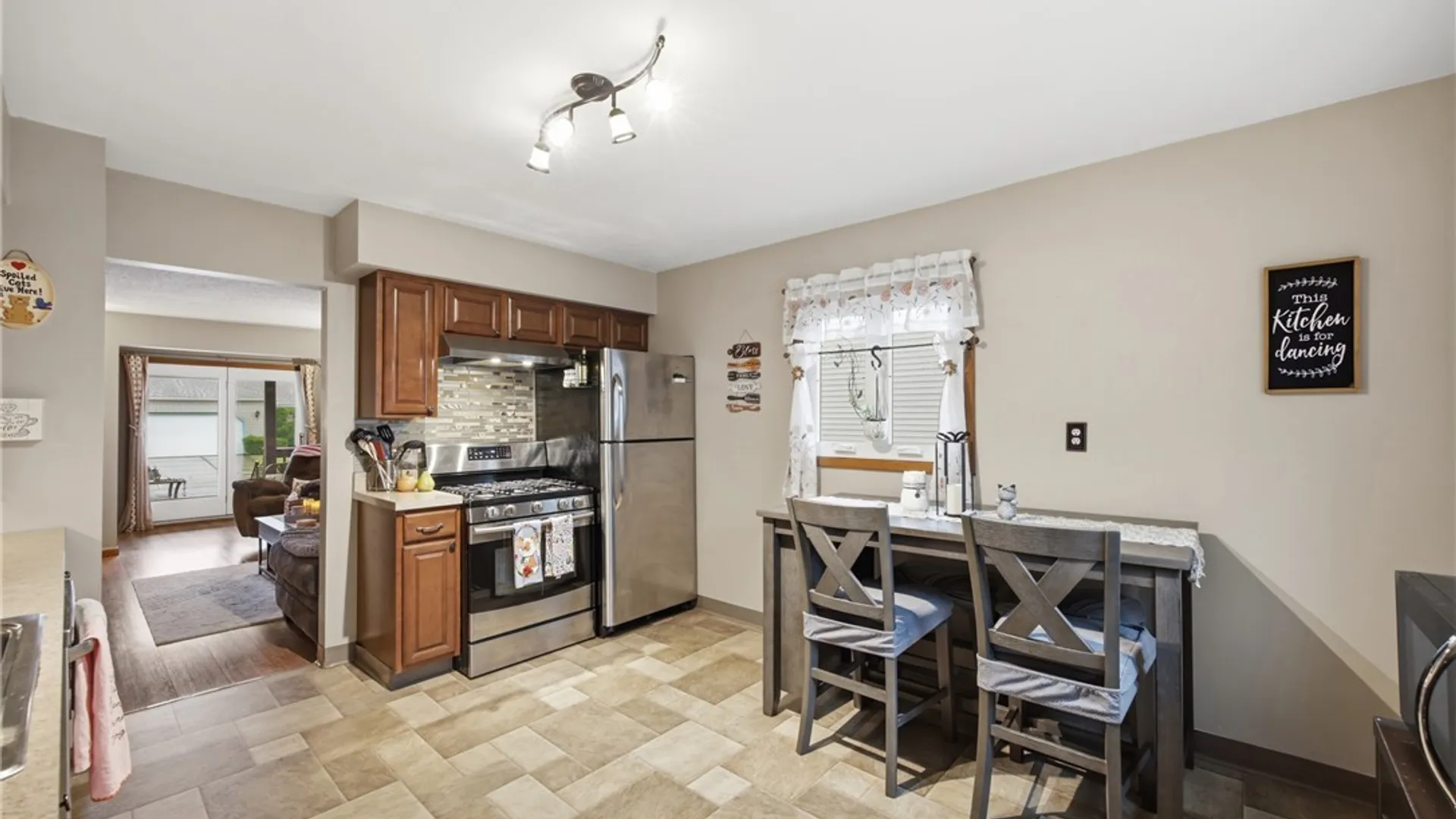 Property at 18 Stratford Place, Cheektowaga, NY 14225 9