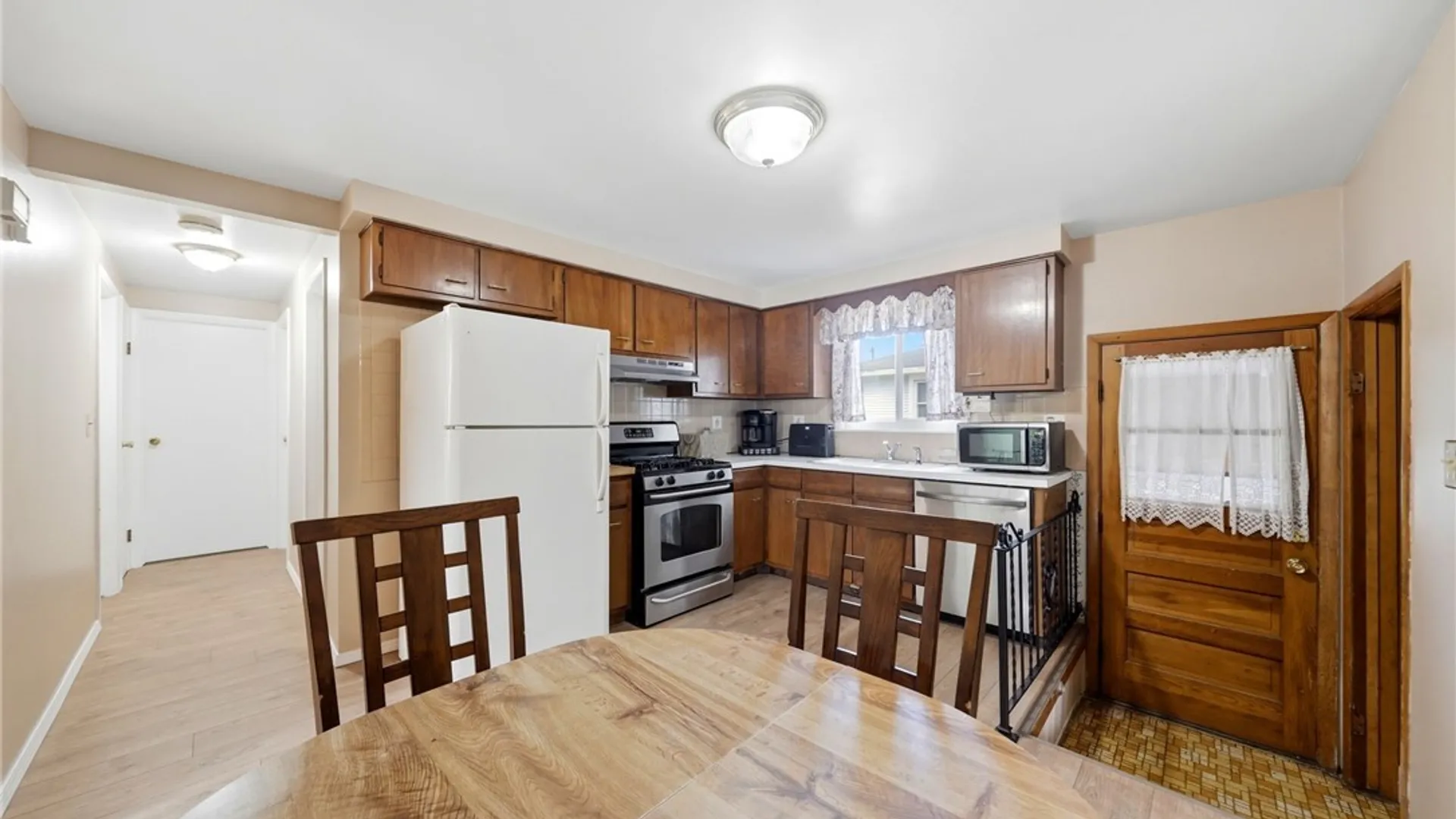 Property at 107 Bronx Drive, Cheektowaga, NY 14227 4