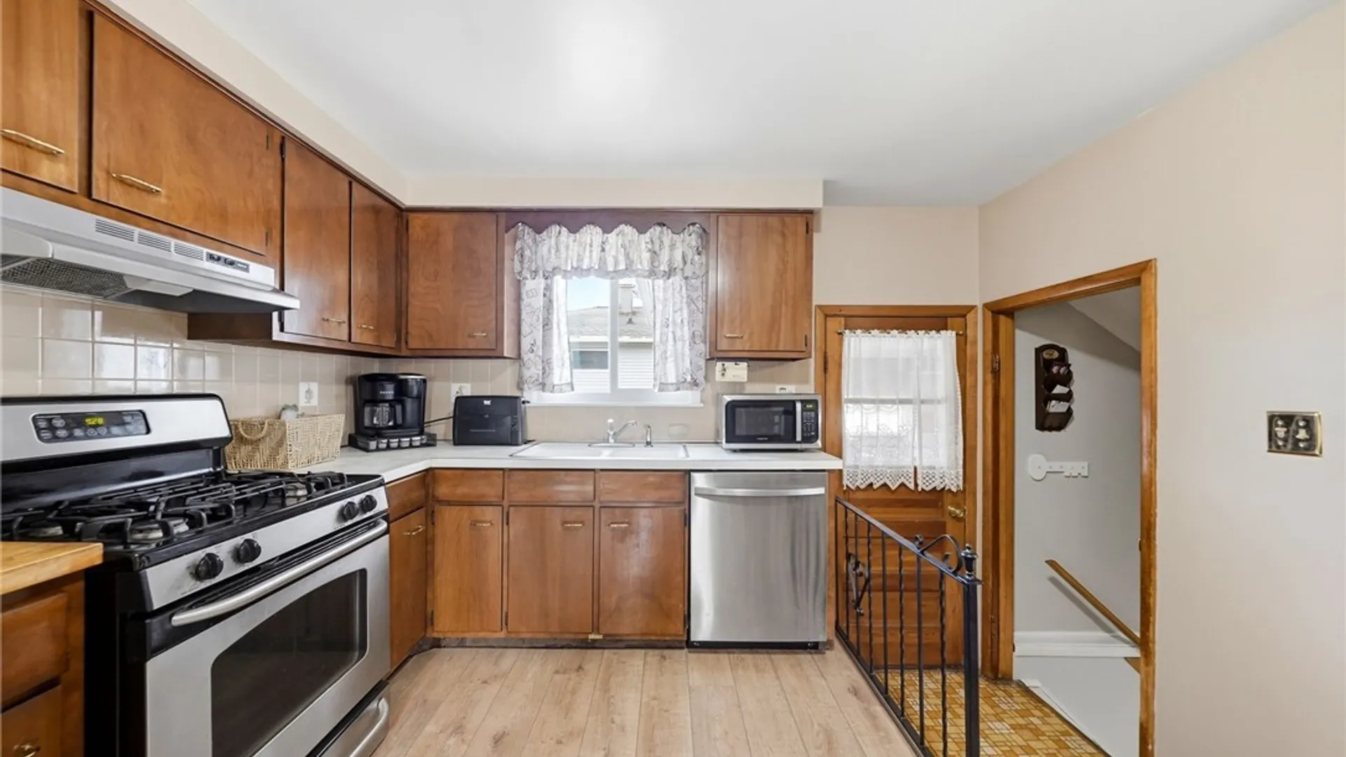 Property at 107 Bronx Drive, Cheektowaga, NY 14227 5
