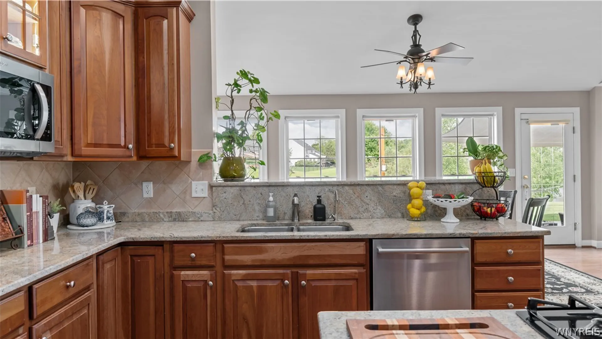 Property at 17 Graystone Lane, Orchard Park, NY 14127 18