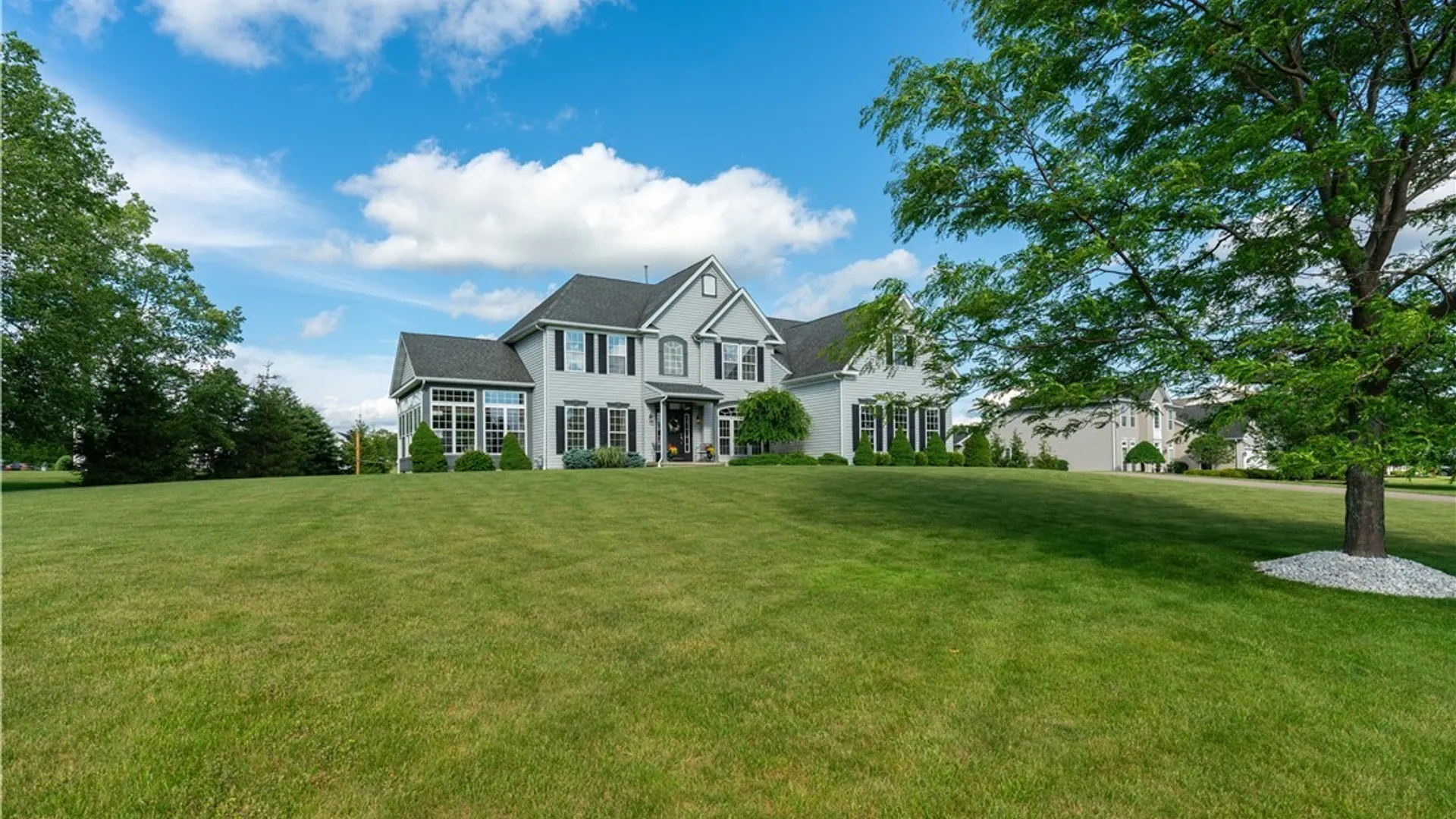 Property at 17 Graystone Lane, Orchard Park, NY 14127 2