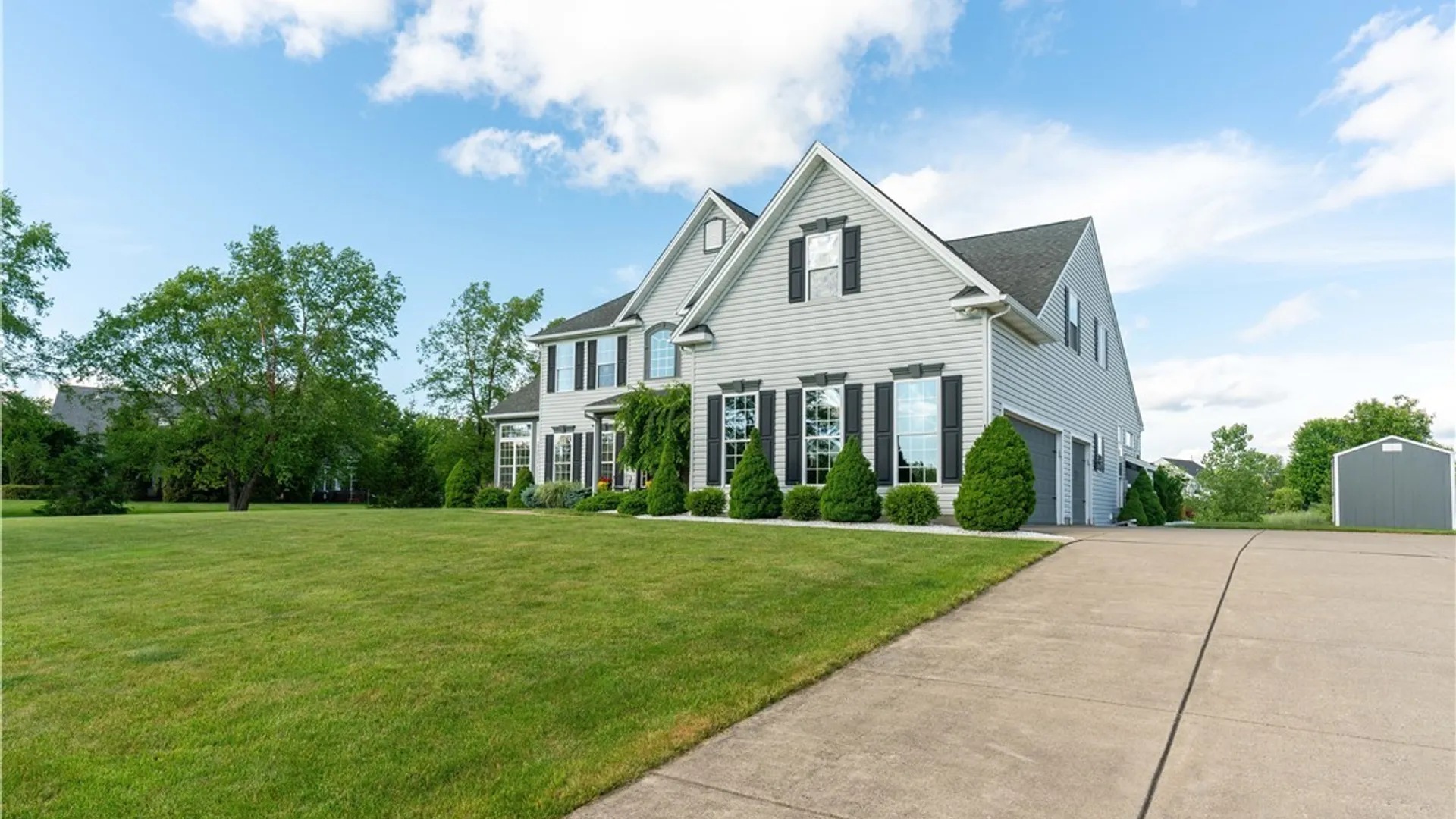 Property at 17 Graystone Lane, Orchard Park, NY 14127 3