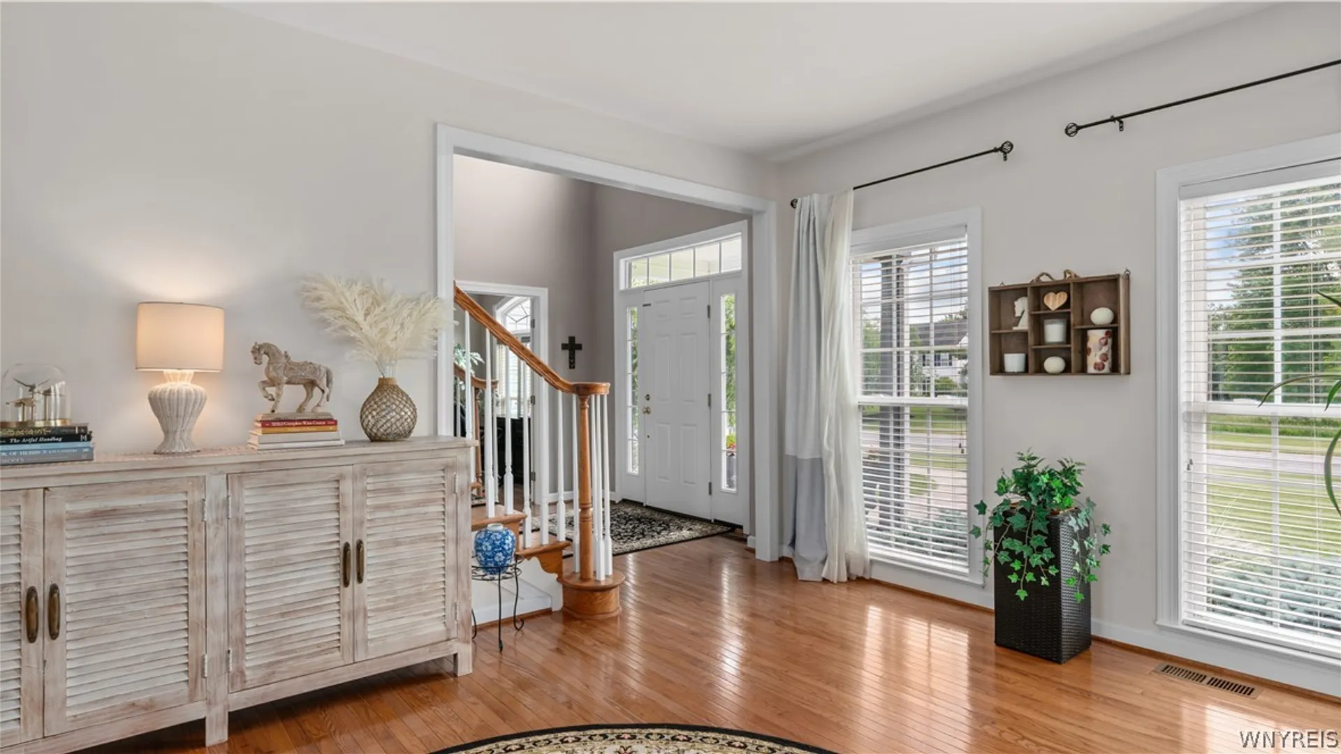 Property at 17 Graystone Lane, Orchard Park, NY 14127 7