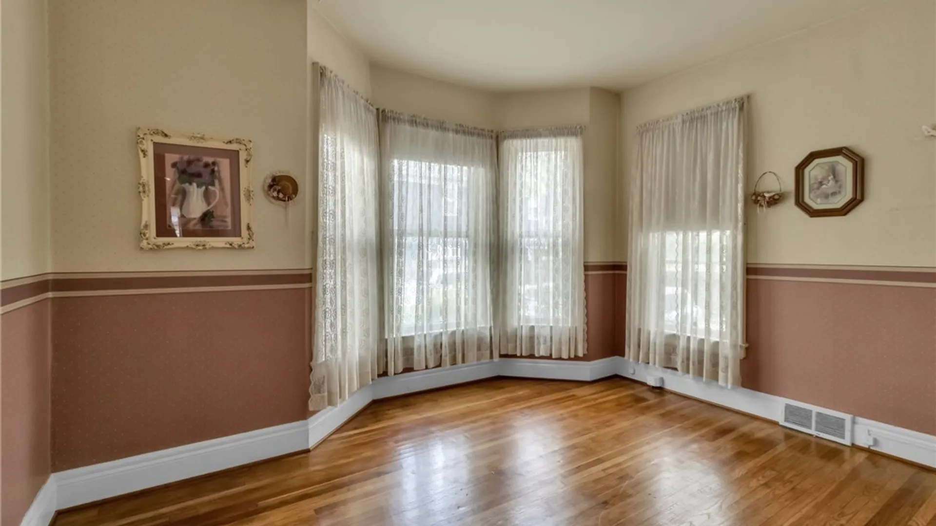 Property at 1046 Elmwood Avenue, Buffalo, NY 14222 7