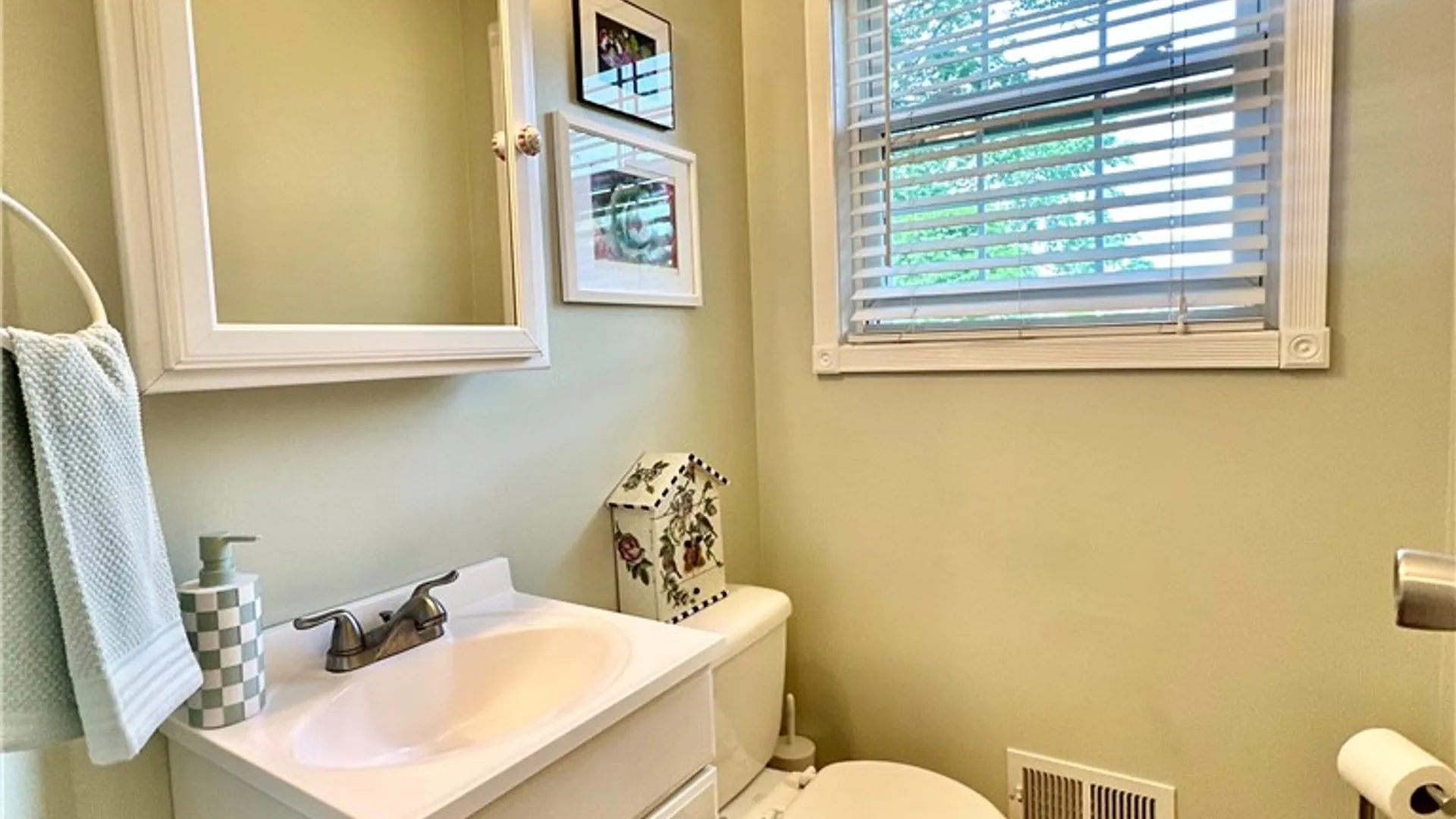 Property at 4 Rolling Meadow Drive, Parma, NY 14468 8