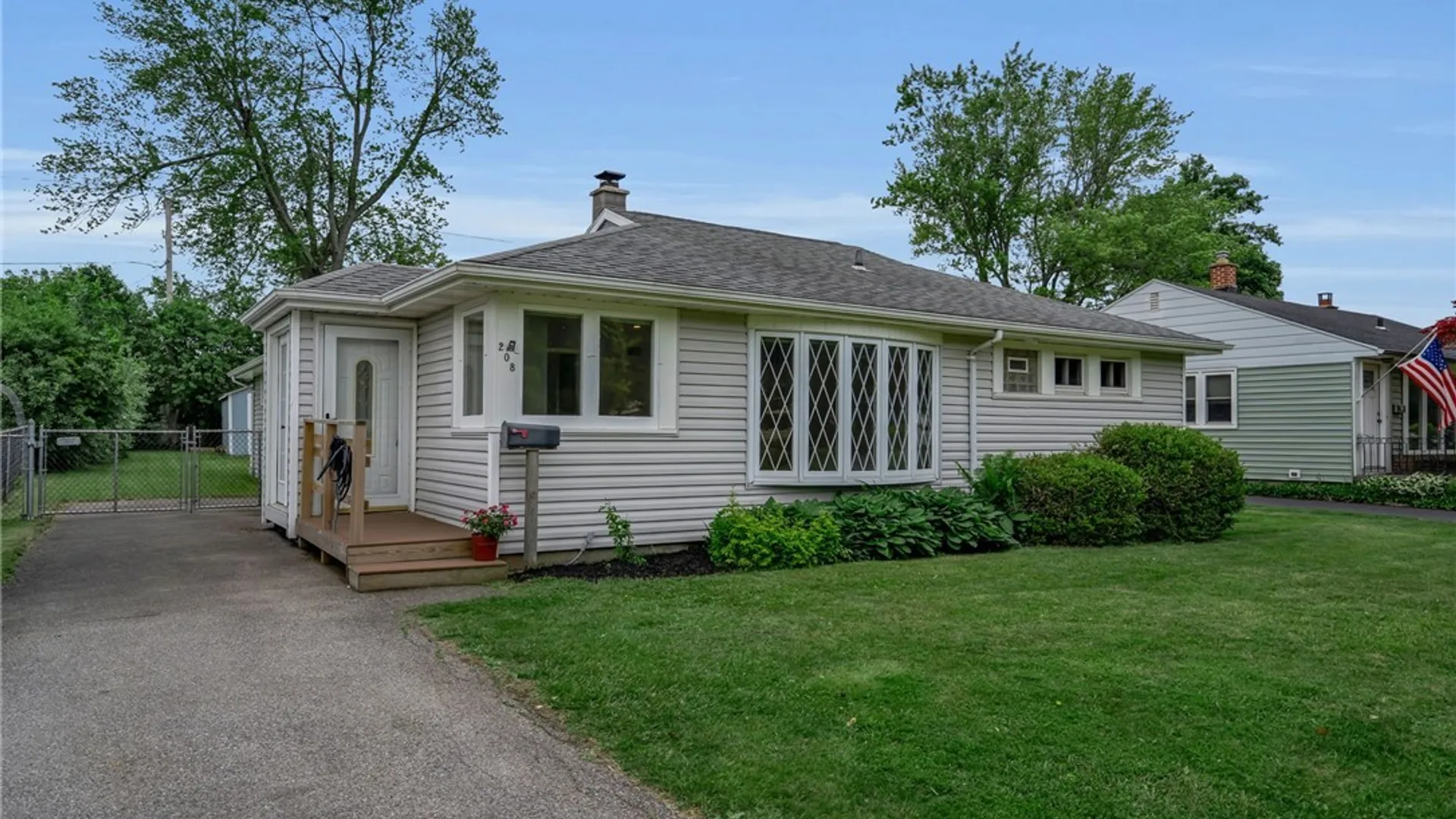 Property at 208 Bennington Road, Amherst, NY 14226 4