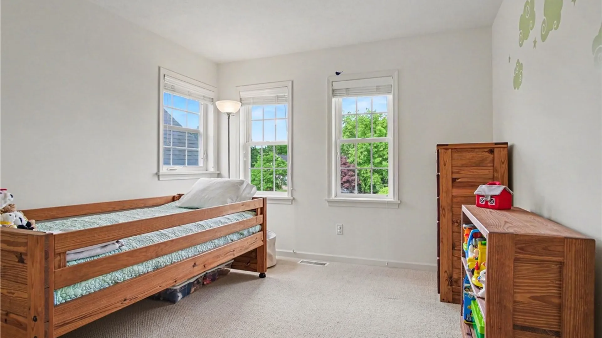 Property at 1032 Castle Bridge Xing, Webster, NY 14580 23