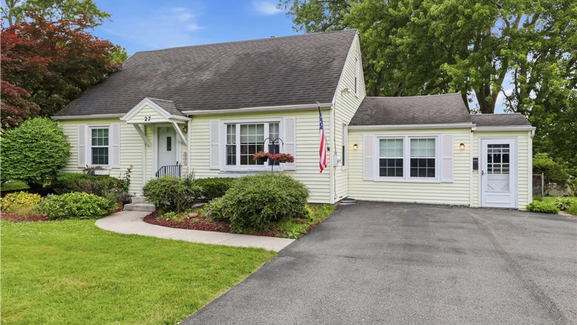 Property at 27 Meadow View Dr Lane, Penfield, NY 14526 2