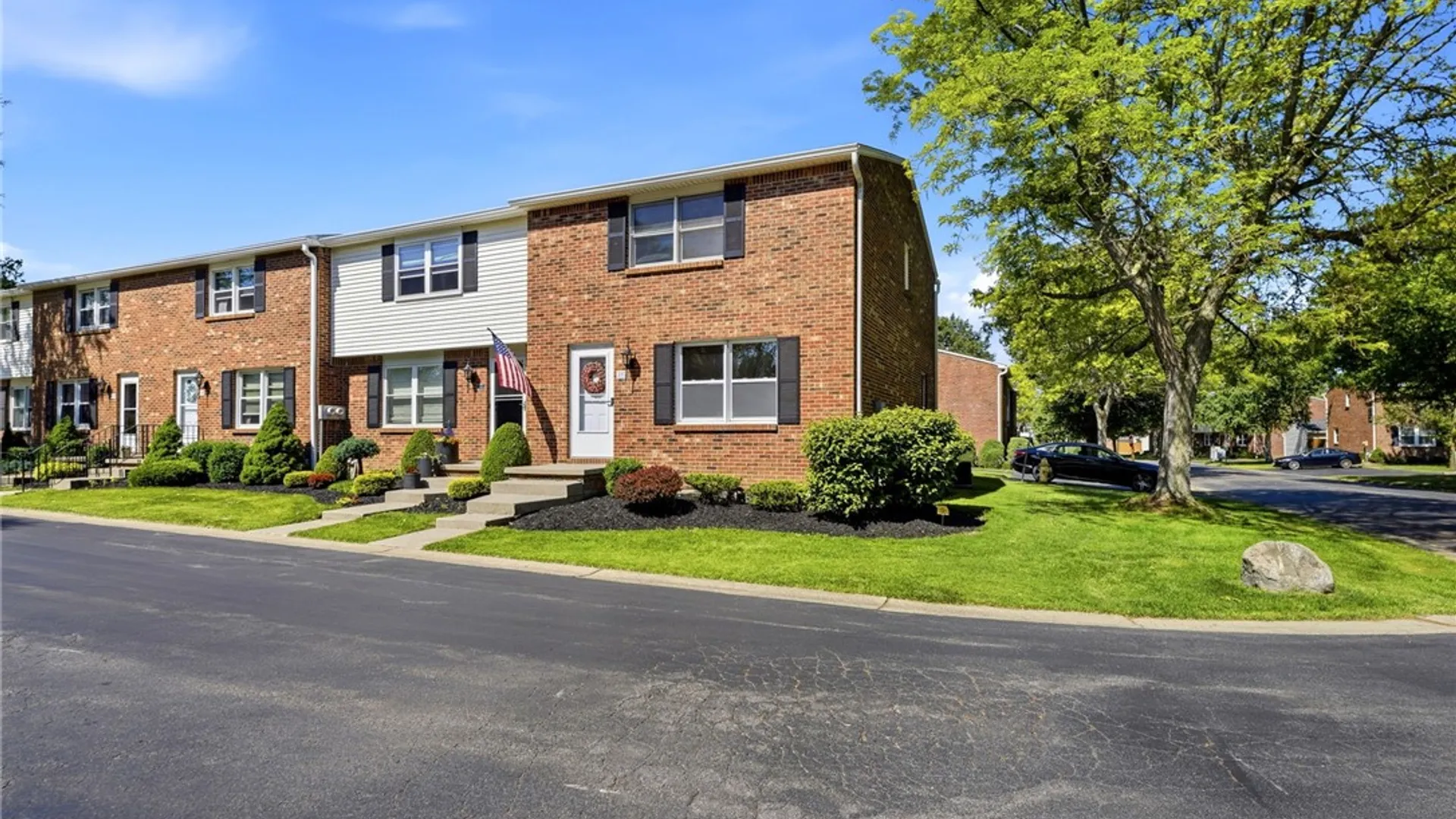 Property at 330 Wimbledon Court, West Seneca, NY 14224 2