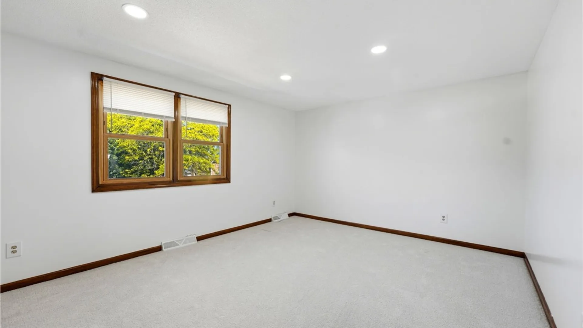 Property at 330 Wimbledon Court, West Seneca, NY 14224 21