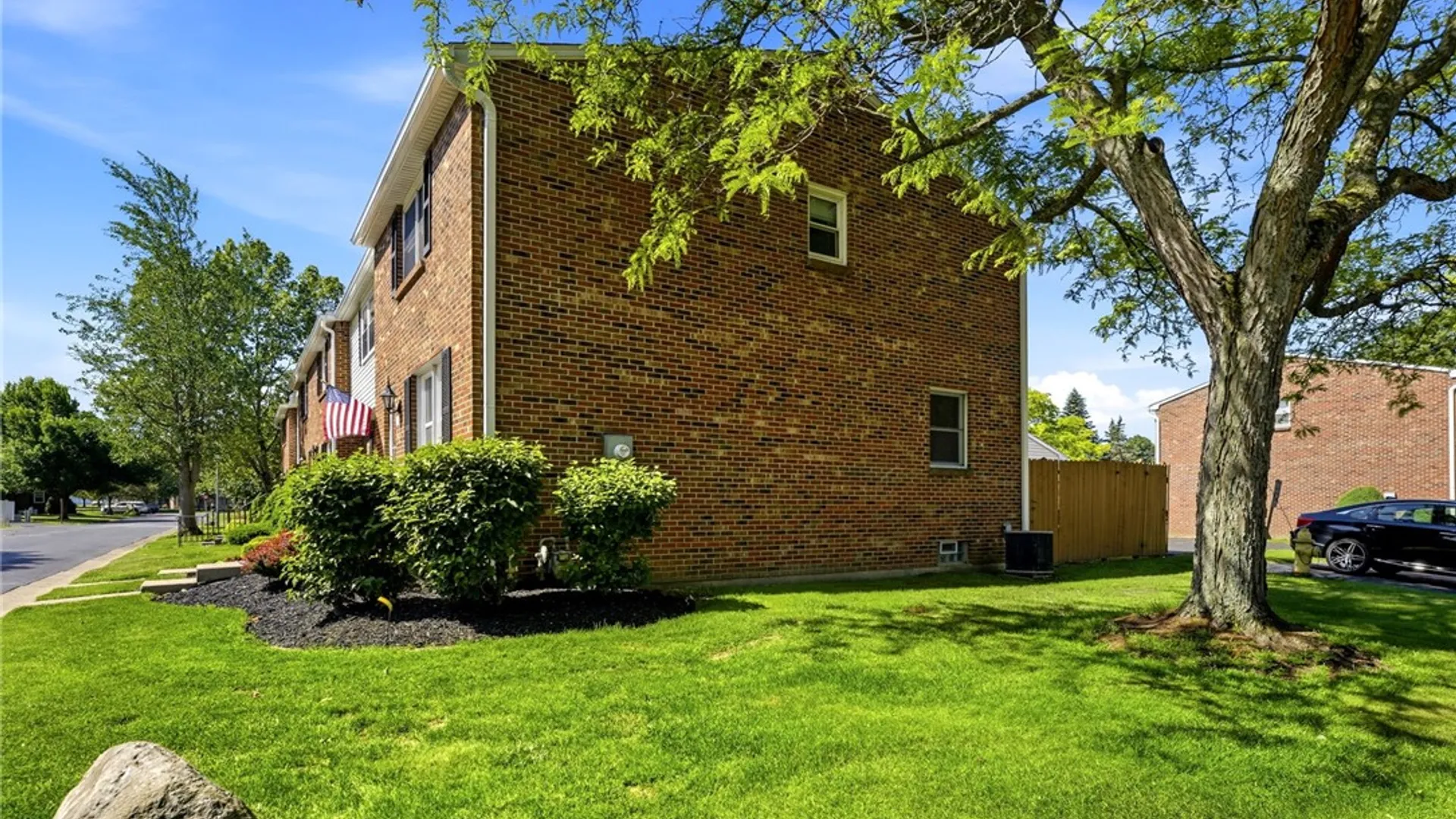 Property at 330 Wimbledon Court, West Seneca, NY 14224 3
