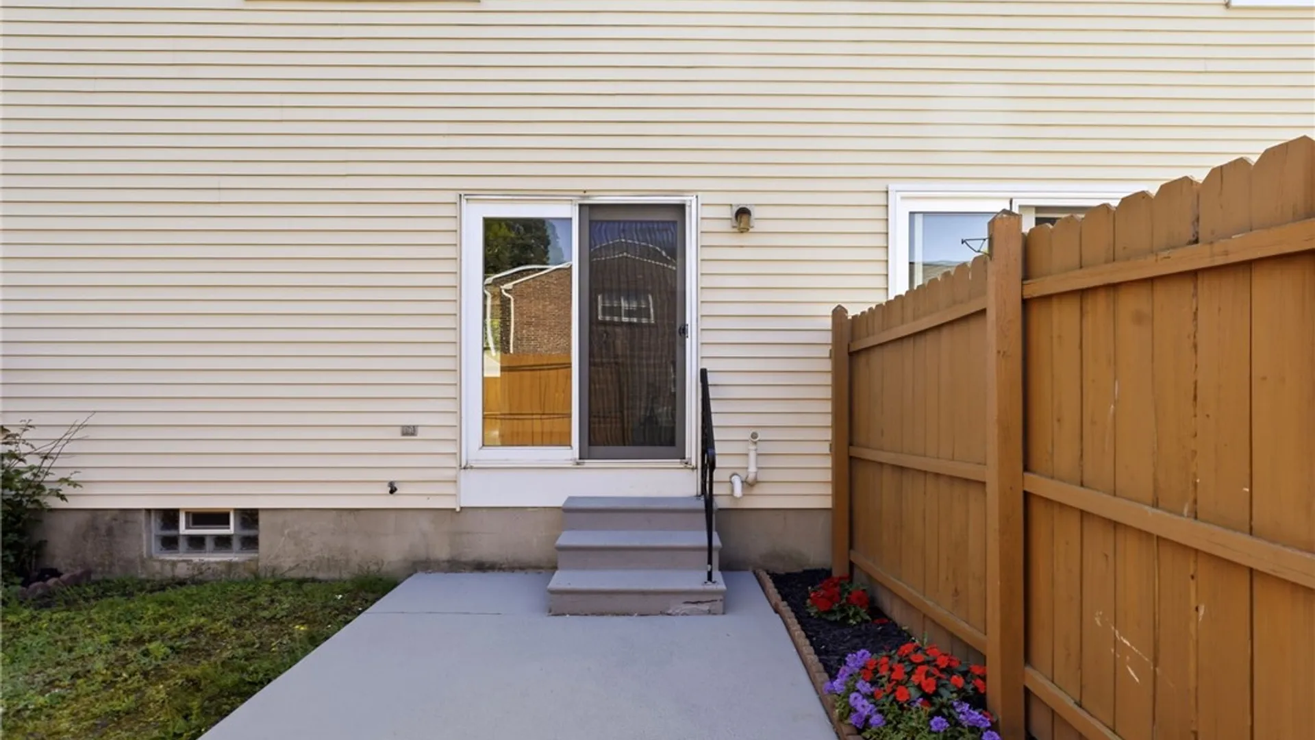 Property at 330 Wimbledon Court, West Seneca, NY 14224 5