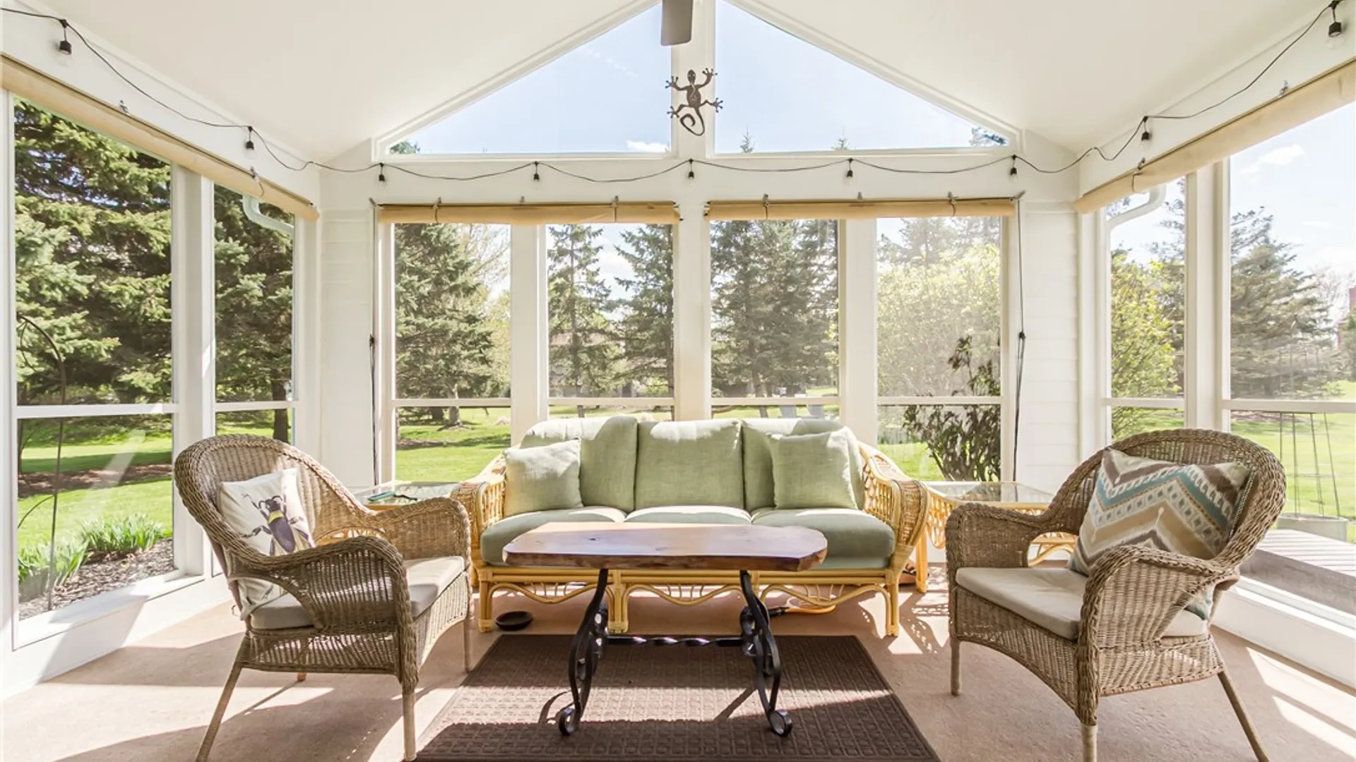 Property at 10 Fenimore Drive, Pittsford, NY 14534 12