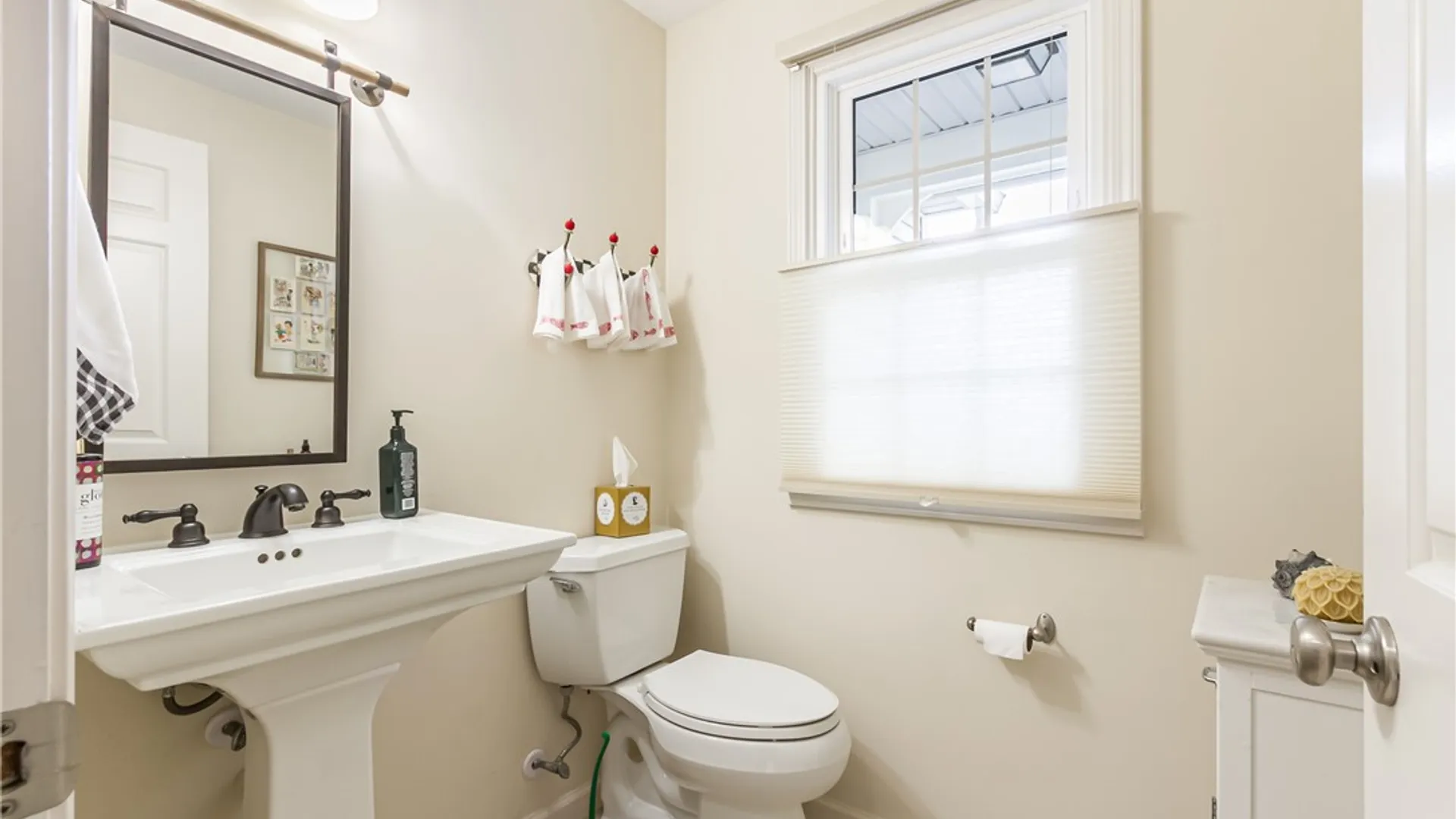 Property at 10 Fenimore Drive, Pittsford, NY 14534 20