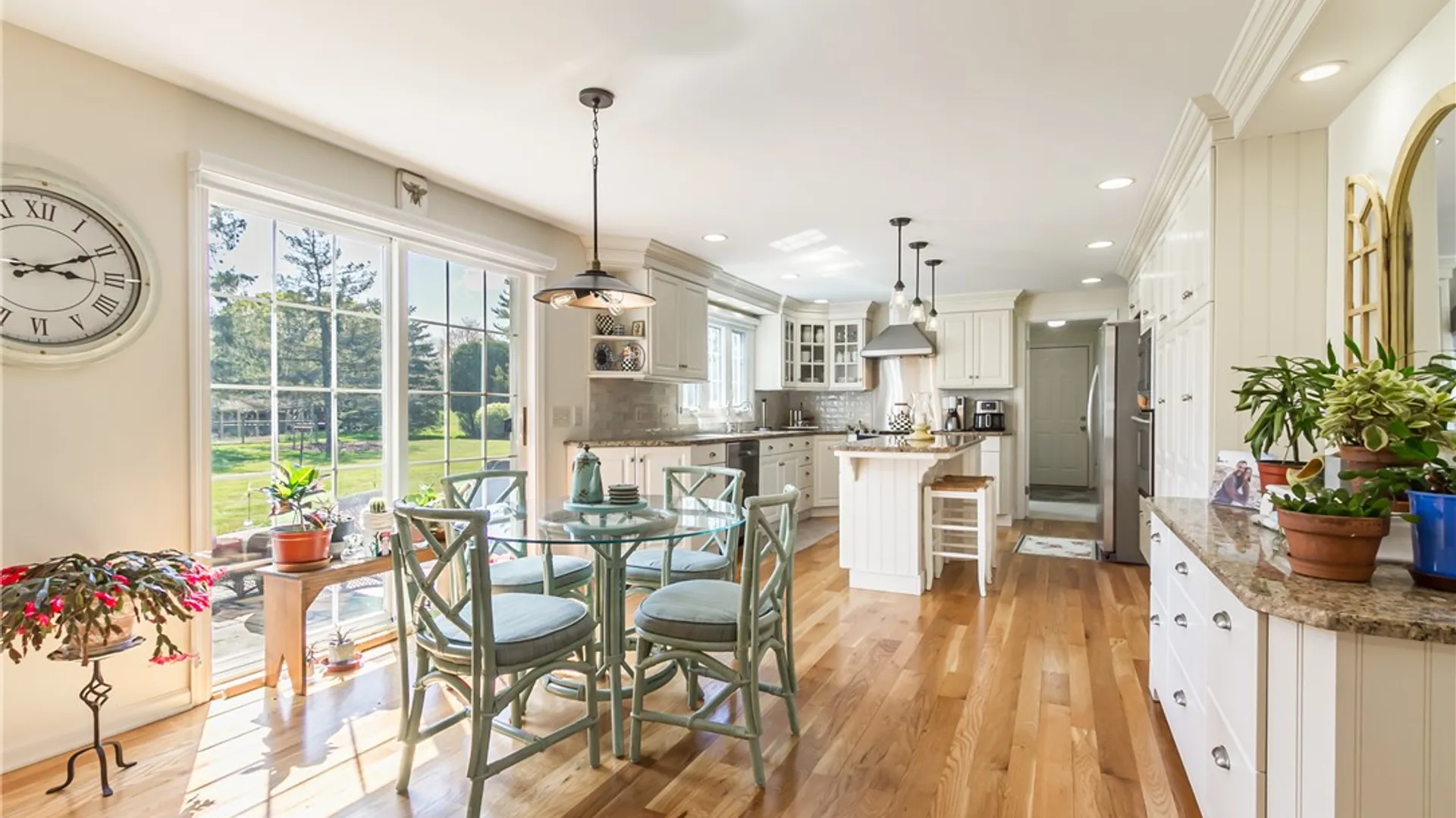 Property at 10 Fenimore Drive, Pittsford, NY 14534 4