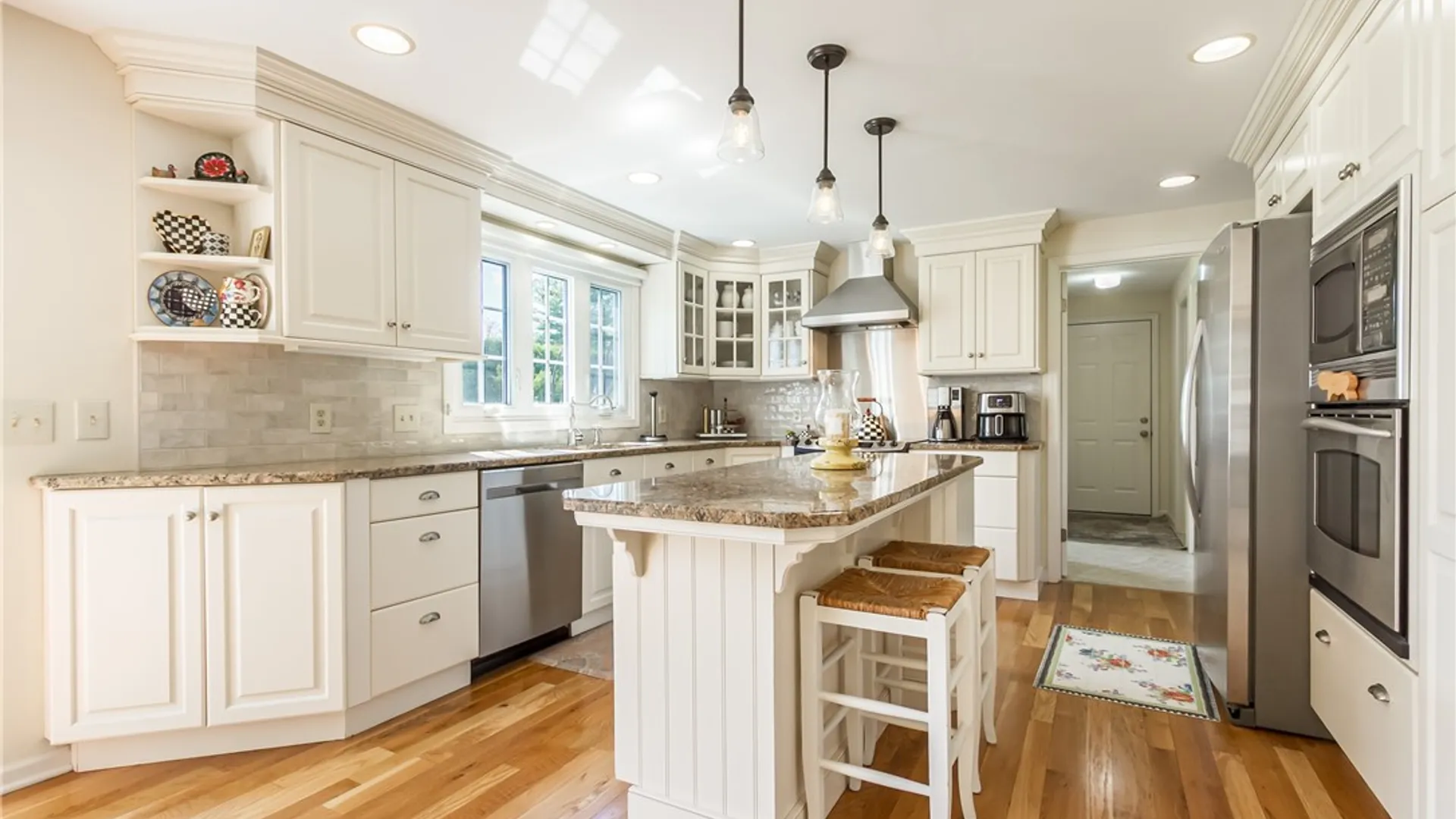 Property at 10 Fenimore Drive, Pittsford, NY 14534 5