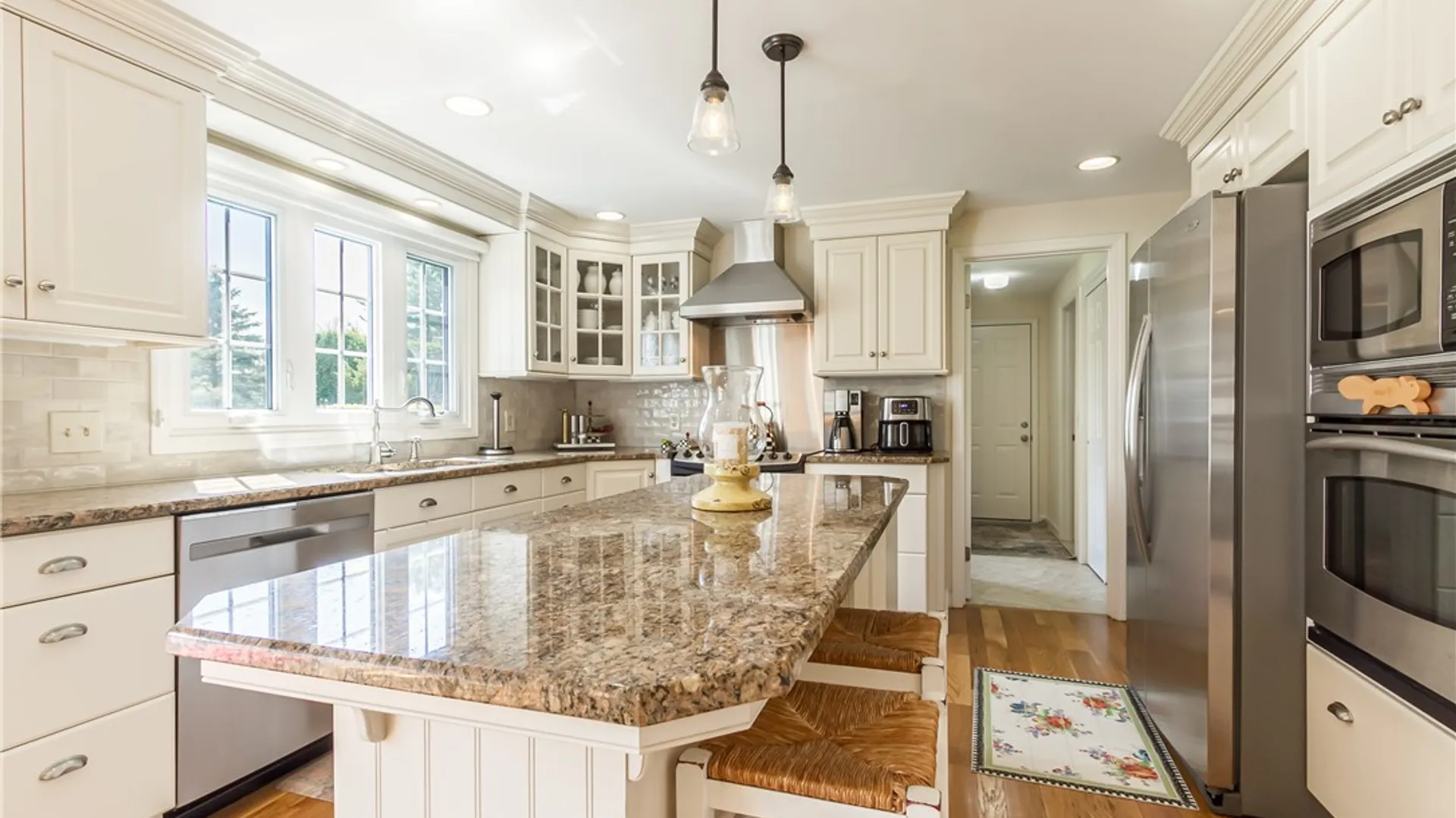 Property at 10 Fenimore Drive, Pittsford, NY 14534 6