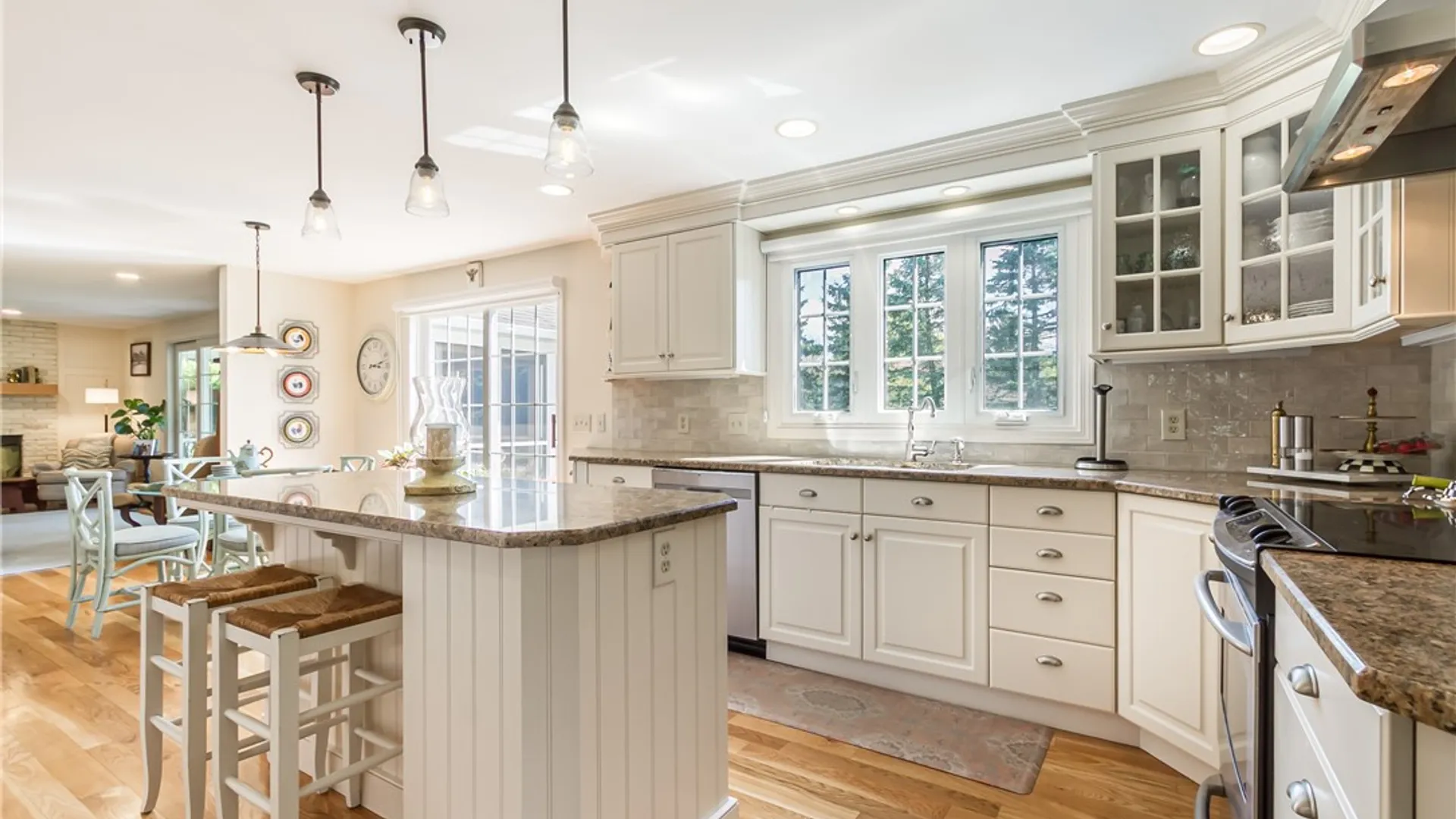 Property at 10 Fenimore Drive, Pittsford, NY 14534 7