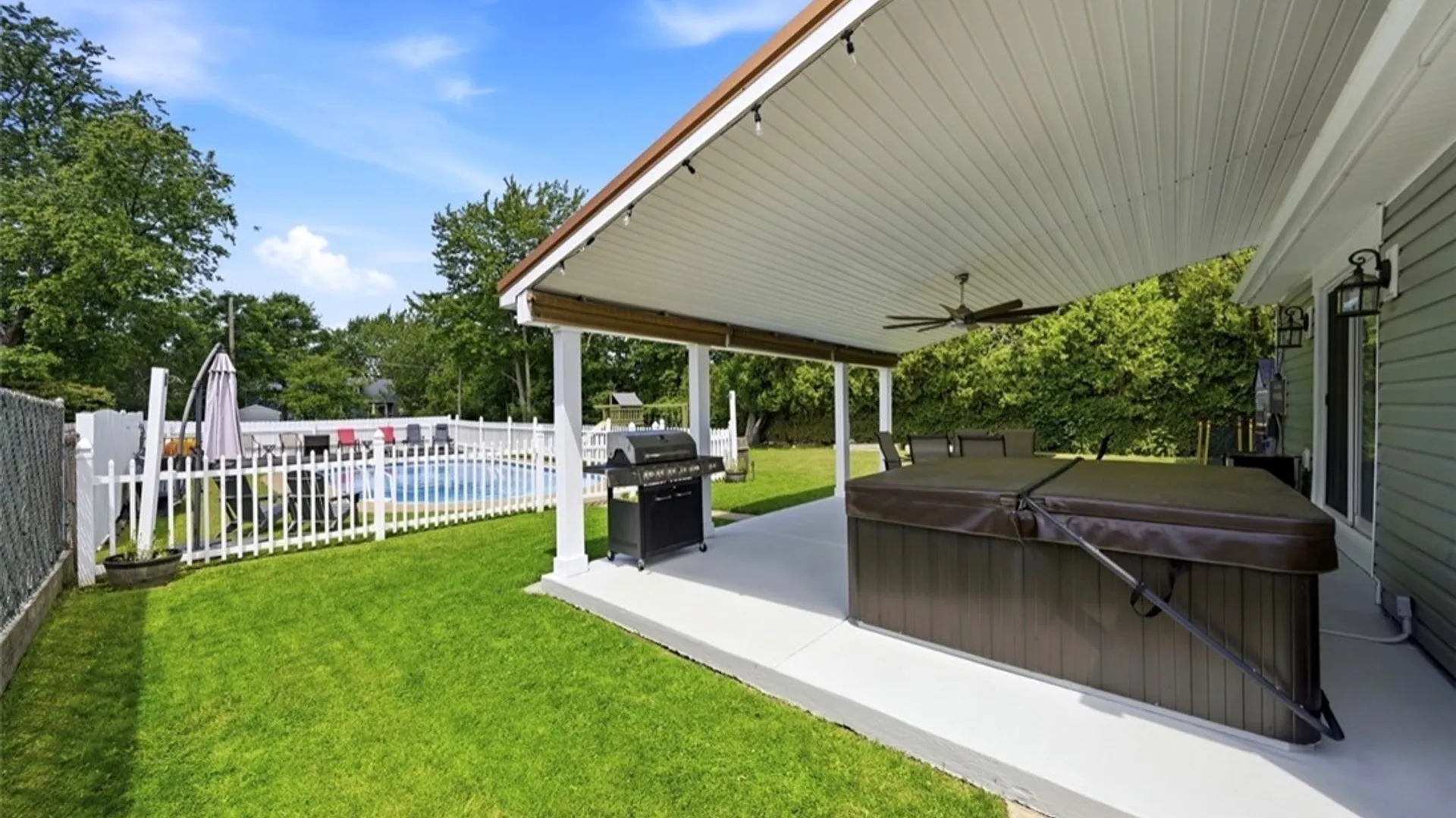 Property at 391 Sunset Drive, Hamburg, NY 14075 5