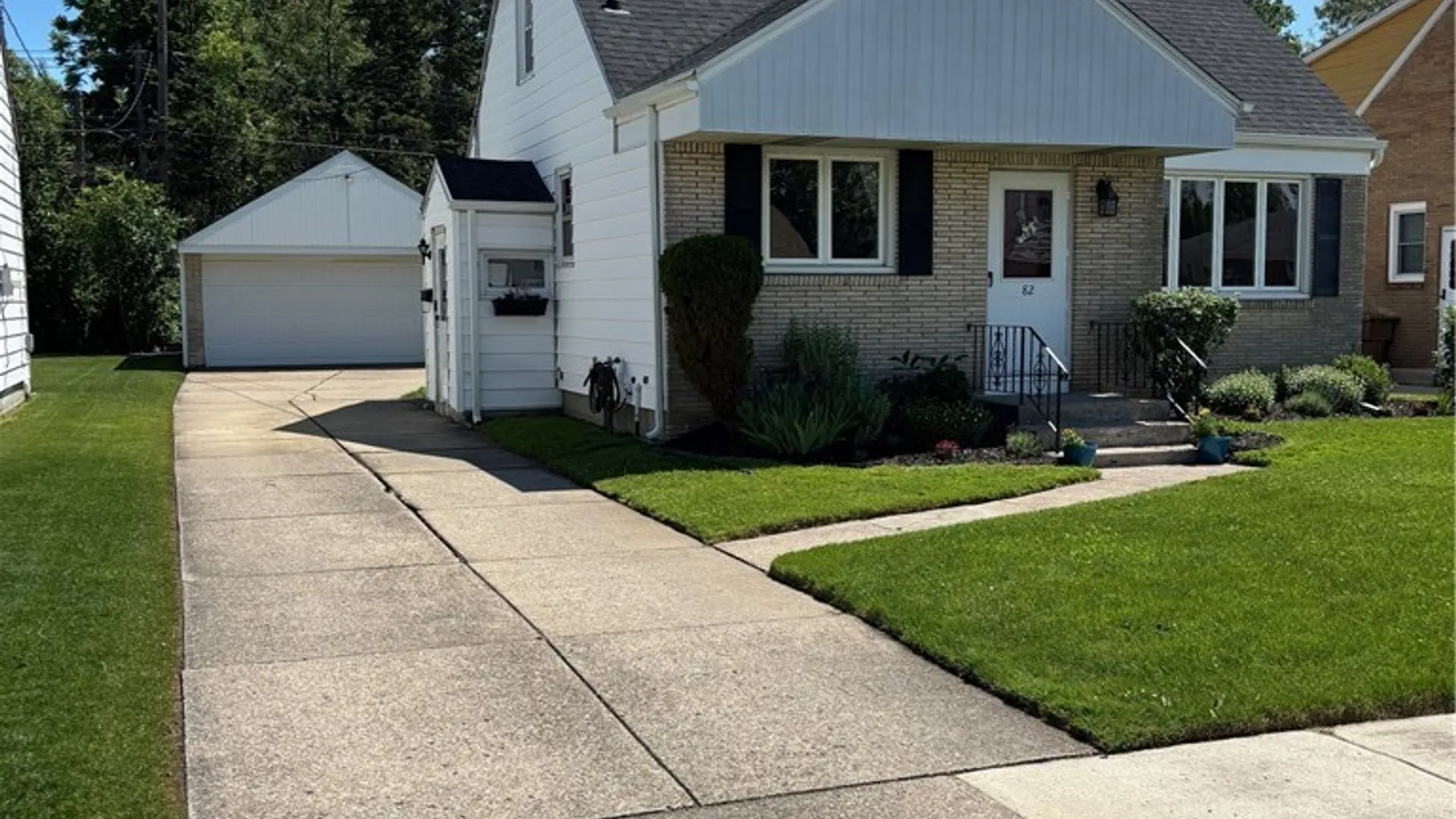 Property at 82 Cathedral Lane, Cheektowaga, NY 14225 2