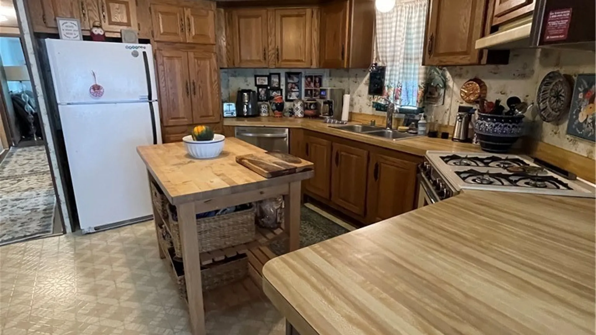 Property at 30 S Whispering Ln Lane, Hamburg, NY 14075 2