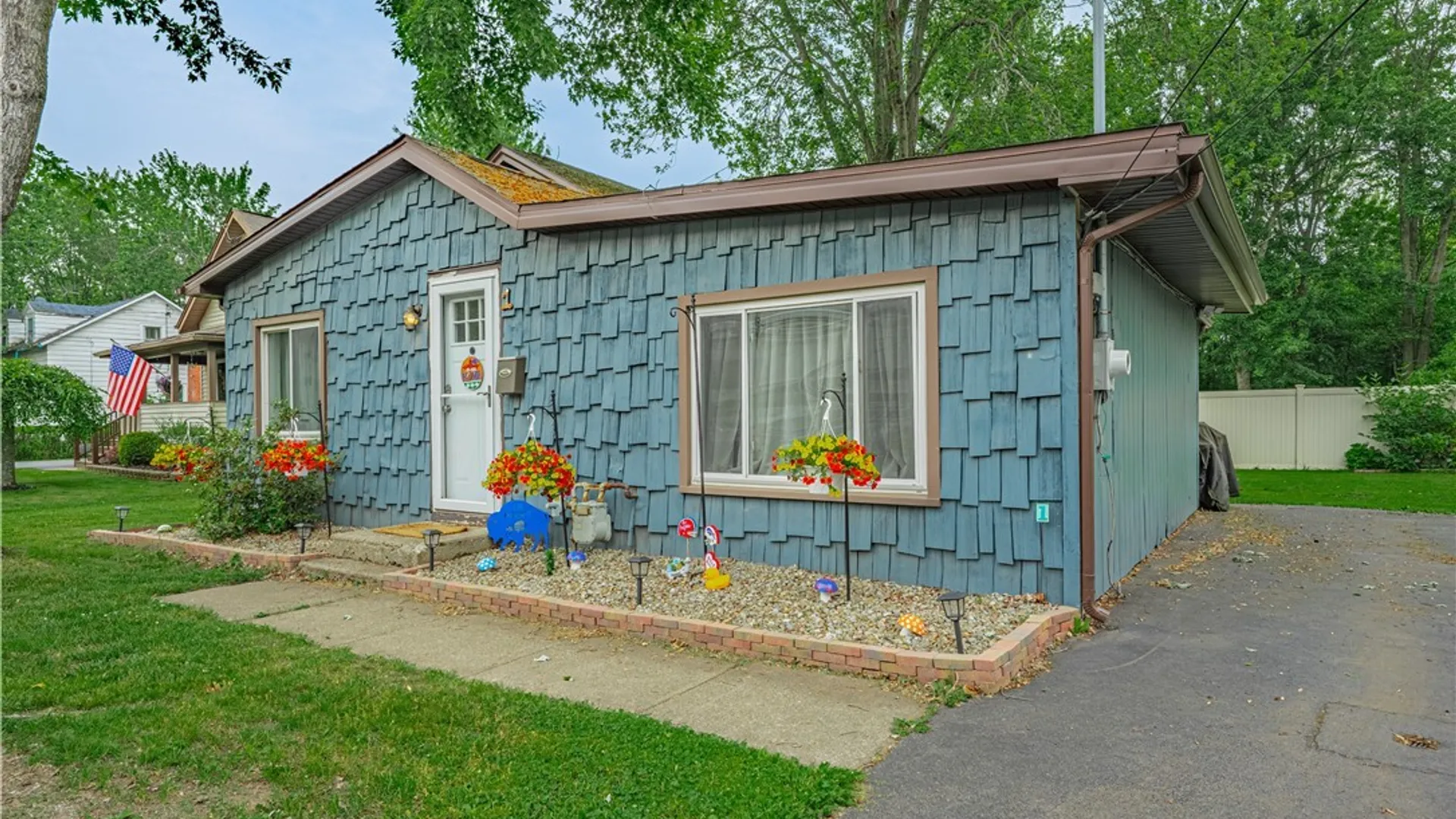 Property at 1 Royal Lane, Lockport City, NY 14094 2