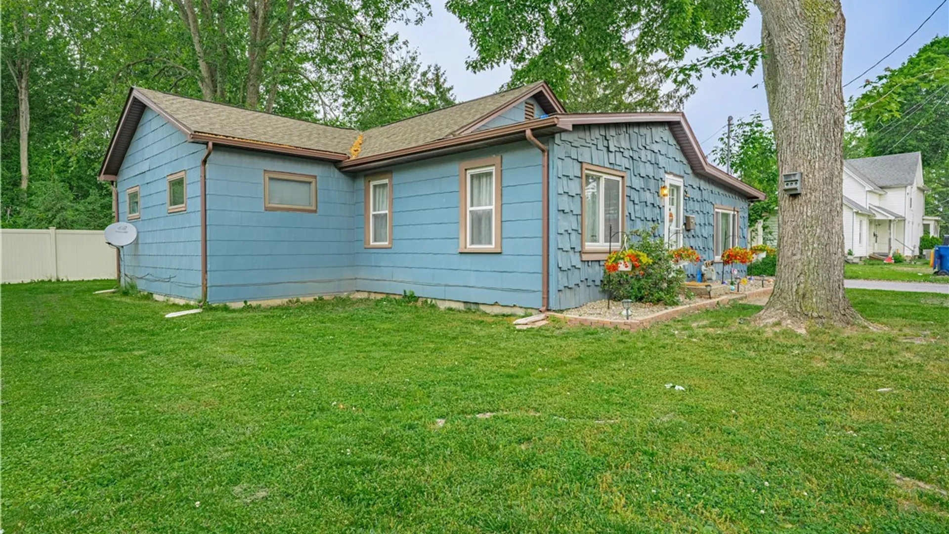 Property at 1 Royal Lane, Lockport City, NY 14094 3