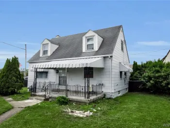 Property at 5 Greenleaf Lane, Cheektowaga, NY 14225
